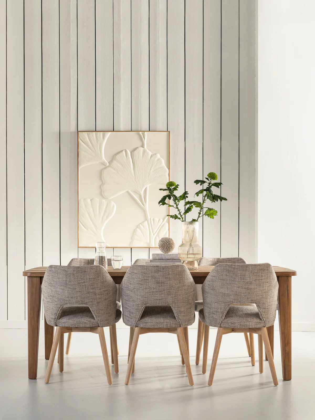 Esstisch Bliss mit sechs Stühlen in einem hellen Esszimmer mit Wandverkleidung und Kunst an der Wand - DTP Home