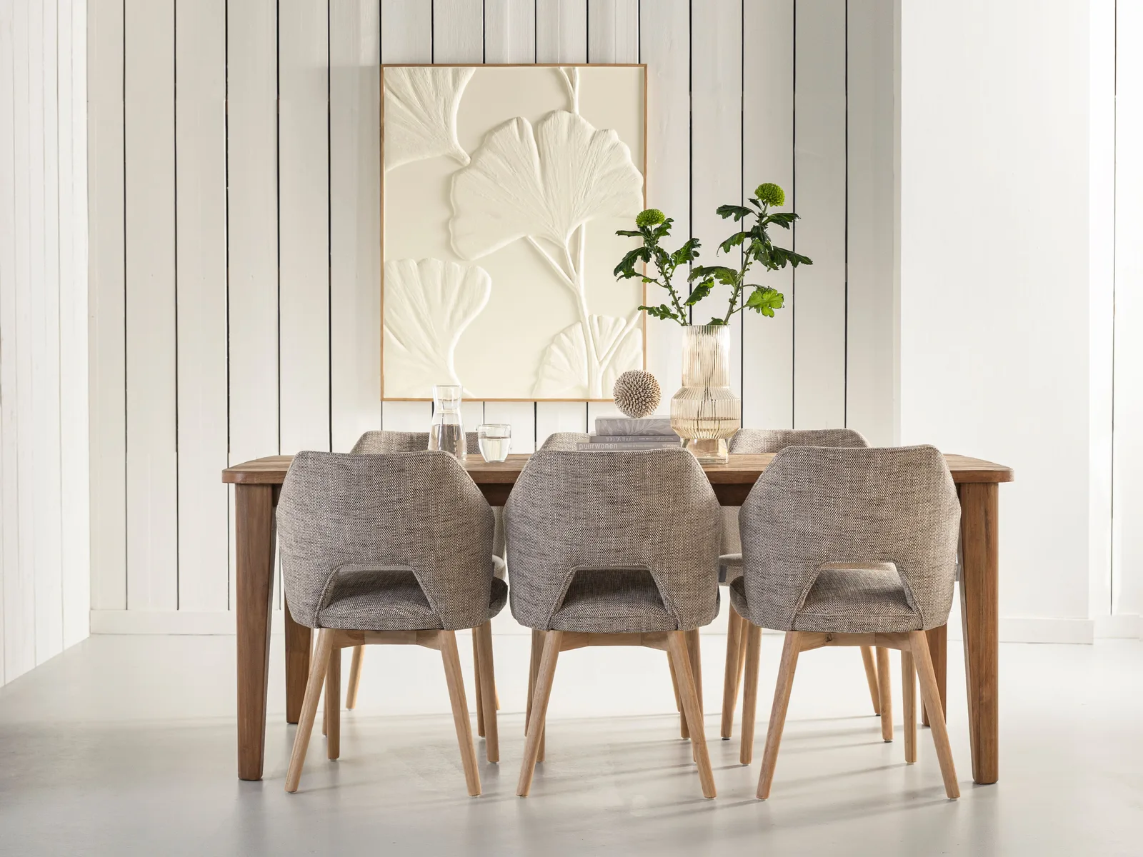 Der Esstisch Bliss in einem Esszimmer mit sechs Stühlen und Dekoration - DTP Home