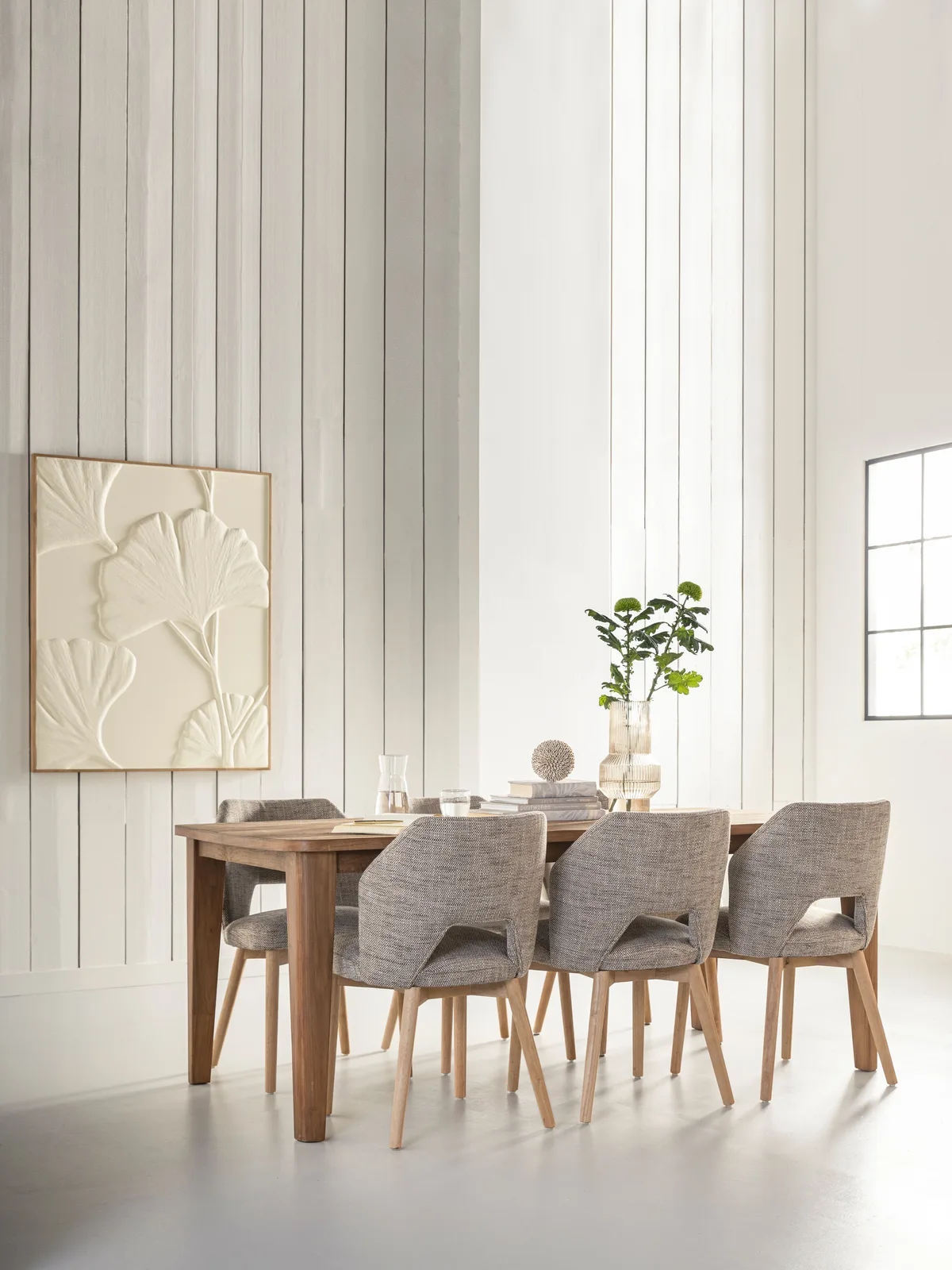 Esstisch Bliss in einem hellen Esszimmer mit sechs Stühlen und Dekoration auf dem Tisch - DTP Home