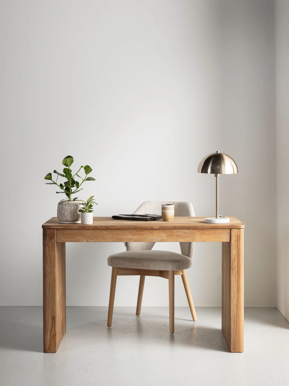 Schreibtisch Bliss mit einem Stuhl, Pflanzen und einer Lampe in einem minimalistischen Studio-Setting - DTP Home
