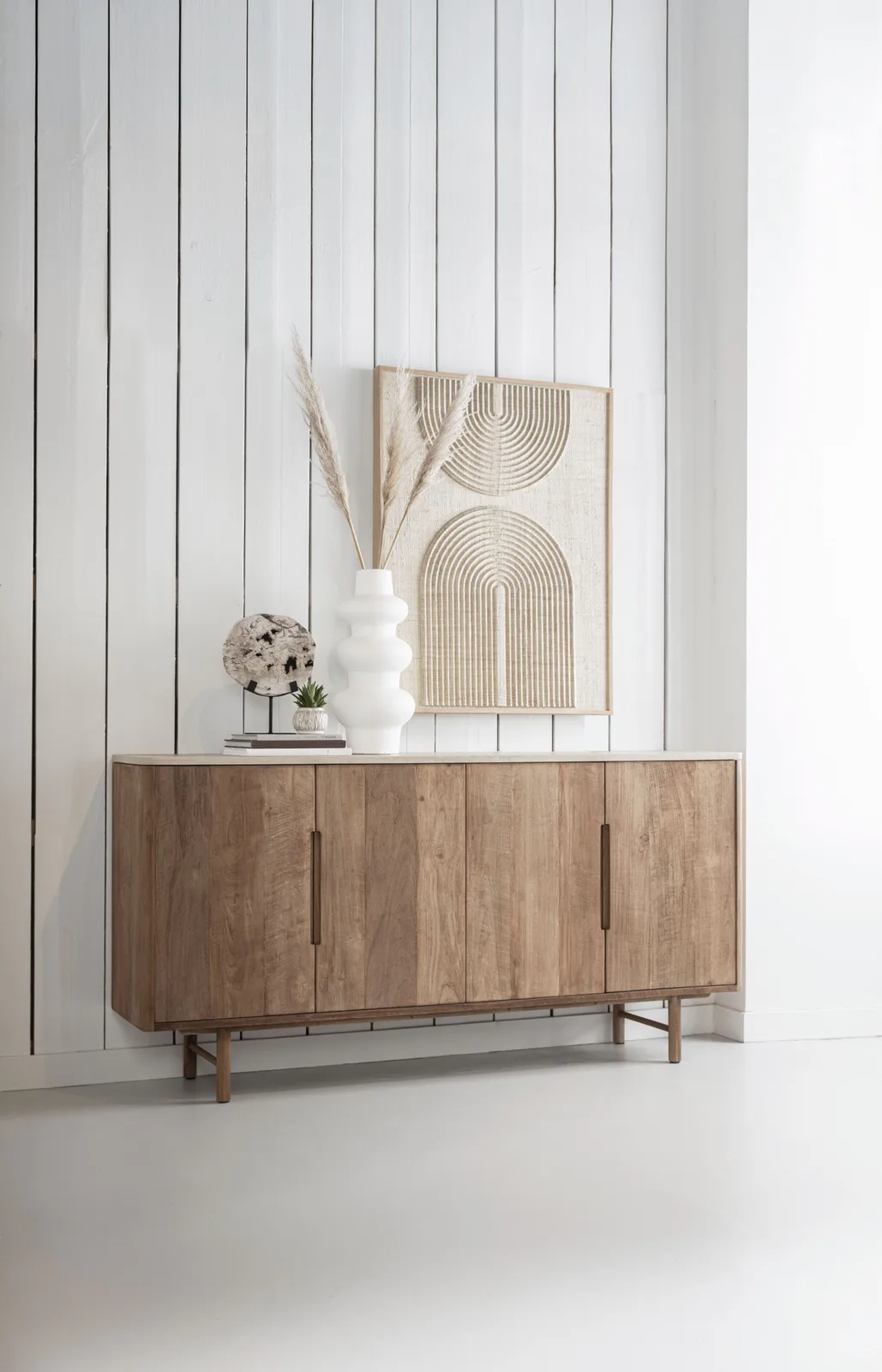 Sideboard Bliss 2 in einer hellen Studio-Umgebung, dekoriert mit einer Vase und einem Kunstwerk - DTP Home