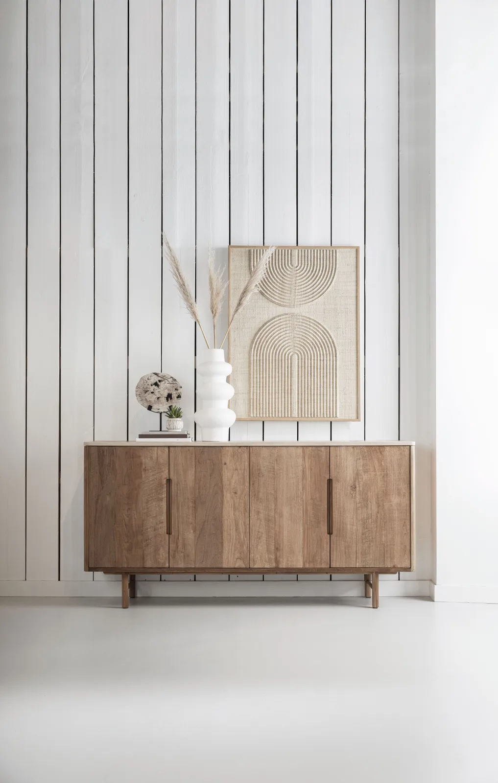 Sideboard Bliss 2 in einem hellen Studio, mit Dekoration und Wandkunst - DTP Home
