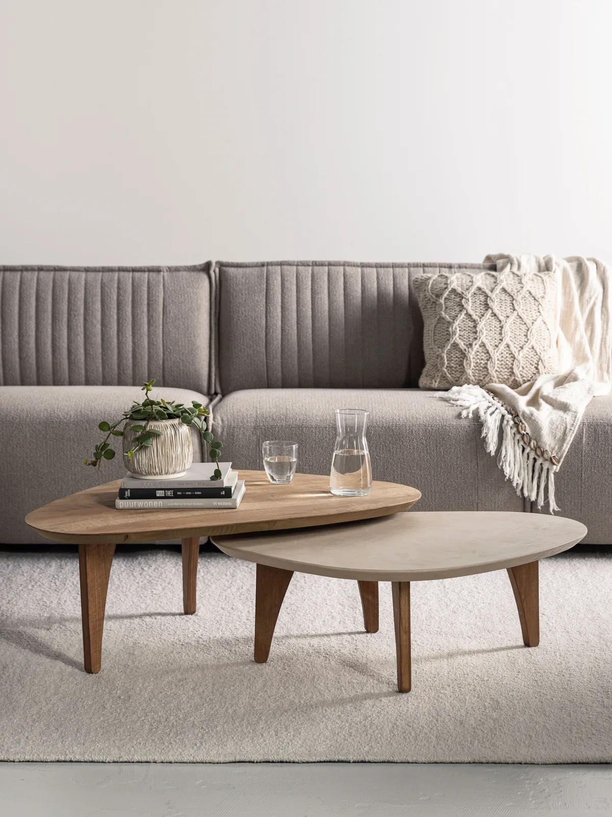 Zwei DTP Home Couchtische Bliss 2 in einem hellen Wohnzimmer mit einem grauen Sofa und Teppich
