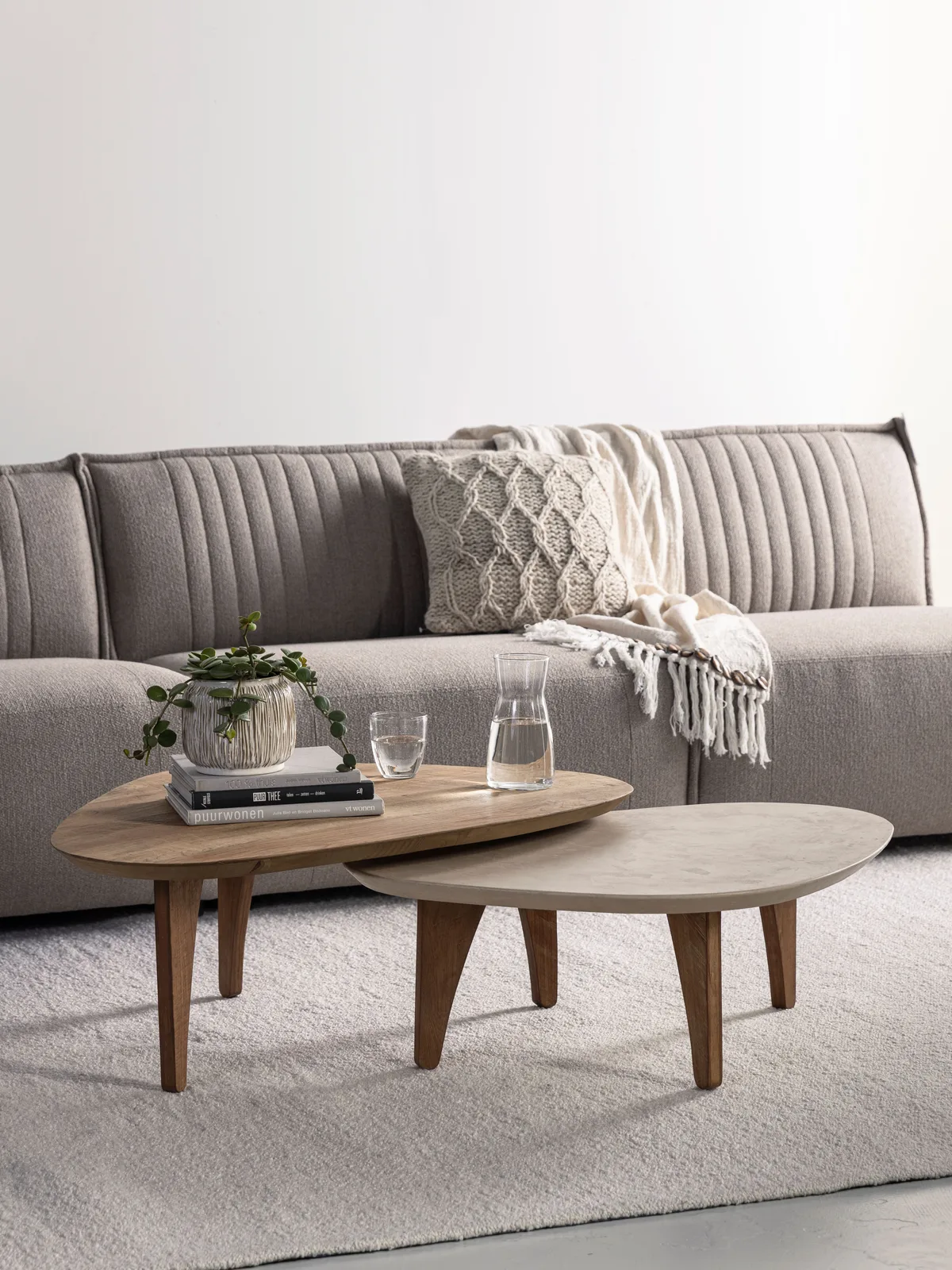 De Salontafel Bliss 2 in een woonkamer setting met een bank, vloerkleed en decoratie - DTP Home