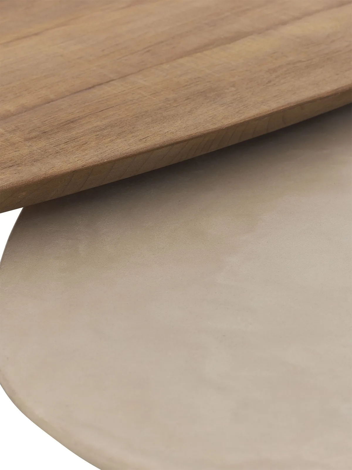 Detail van Salontafel Bliss 2, waarbij de houten bovenkant en de ronde, lichte onderkant te zien zijn - DTP Home