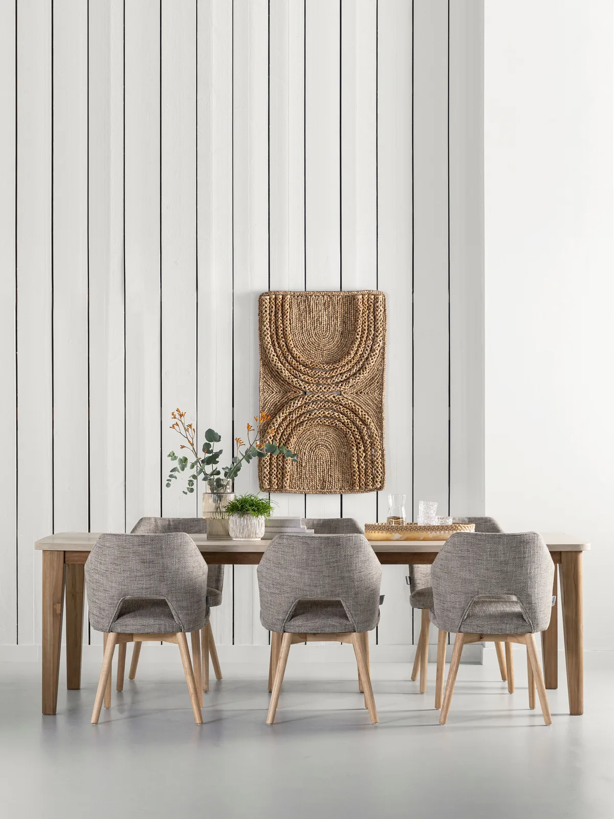 Esstisch Bliss 2 mit sechs gepolsterten Stühlen in einem modernen Esszimmer mit gestreifter Wand - DTP Home