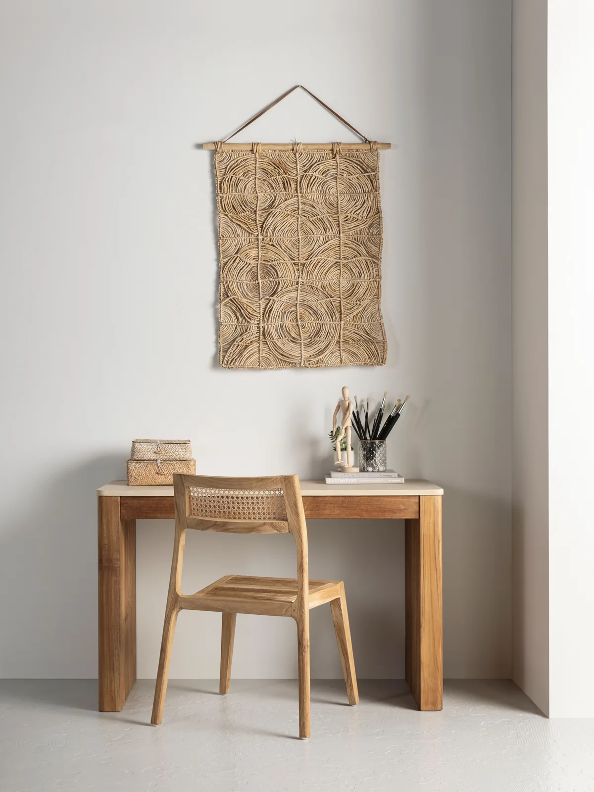 Bureau Bliss 2 in een lichte kamer met een rieten stoel en wanddecoratie - DTP Home