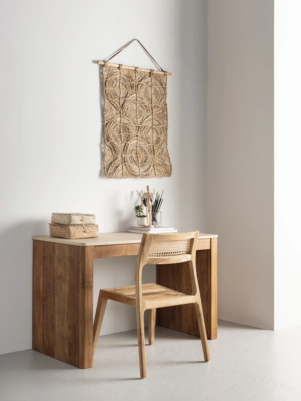 Bureau Bliss 2 in een lichte studio met een houten stoel en wanddecoratie - DTP Home