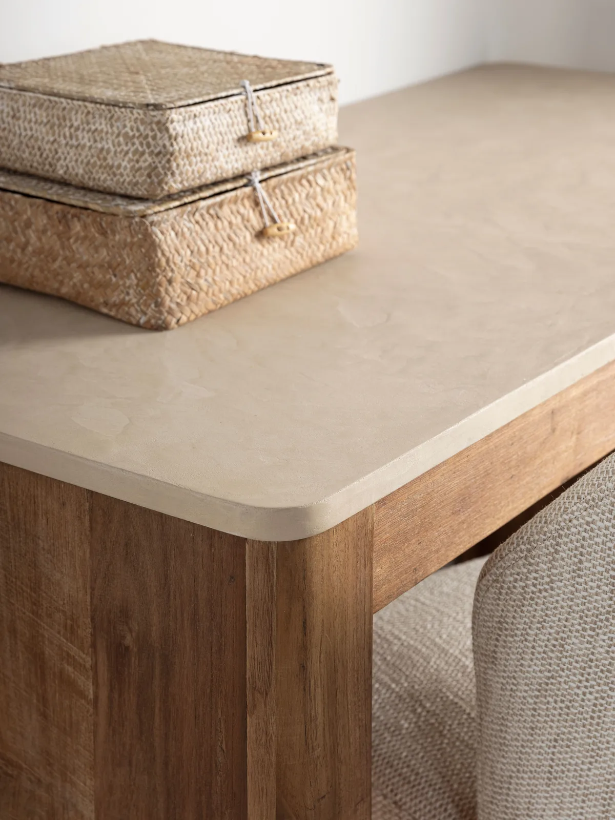 Detailopname van Bureau Bliss 2 met twee rieten mandjes en een stoffen stoel - DTP Home