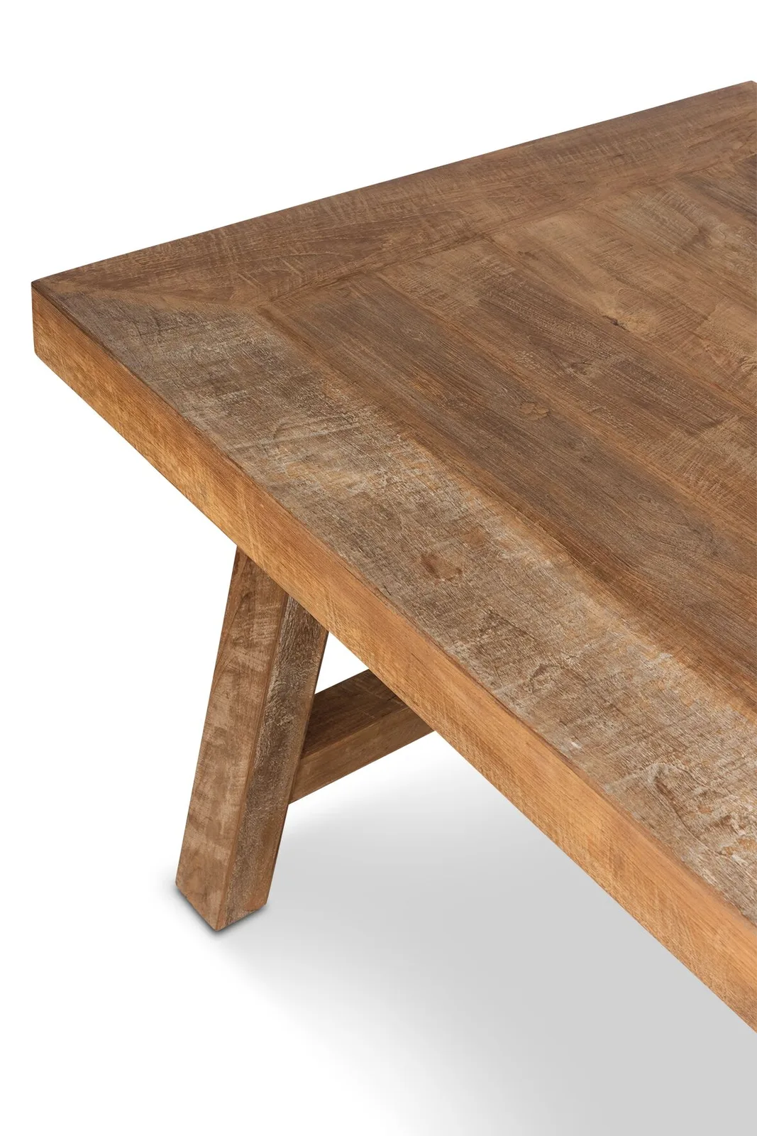 Detailopname van de Eettafel Monastery met een schuin bovenaanzicht op het houten blad en een poot - DTP Home