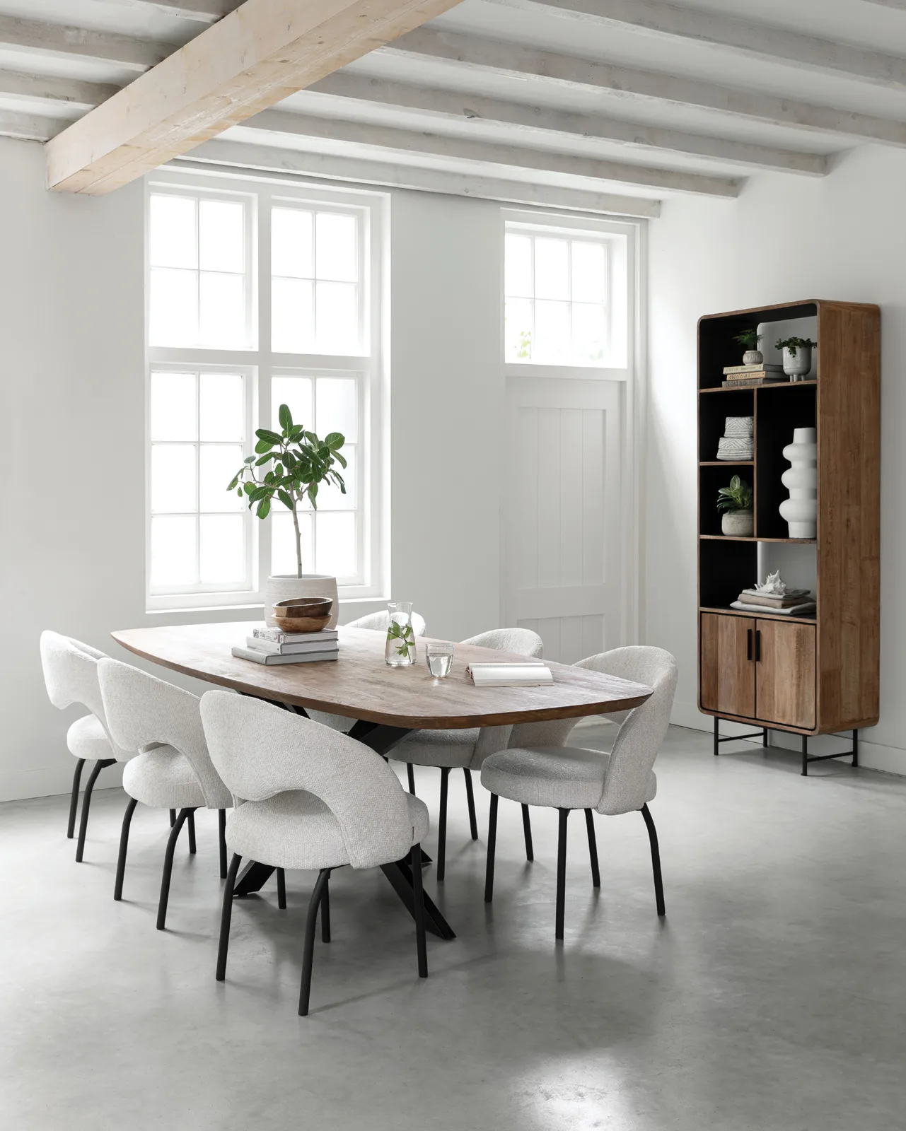 Boekenkast Evo in een lichte eetkamer met houten eettafel en witte stoelen - DTP Home