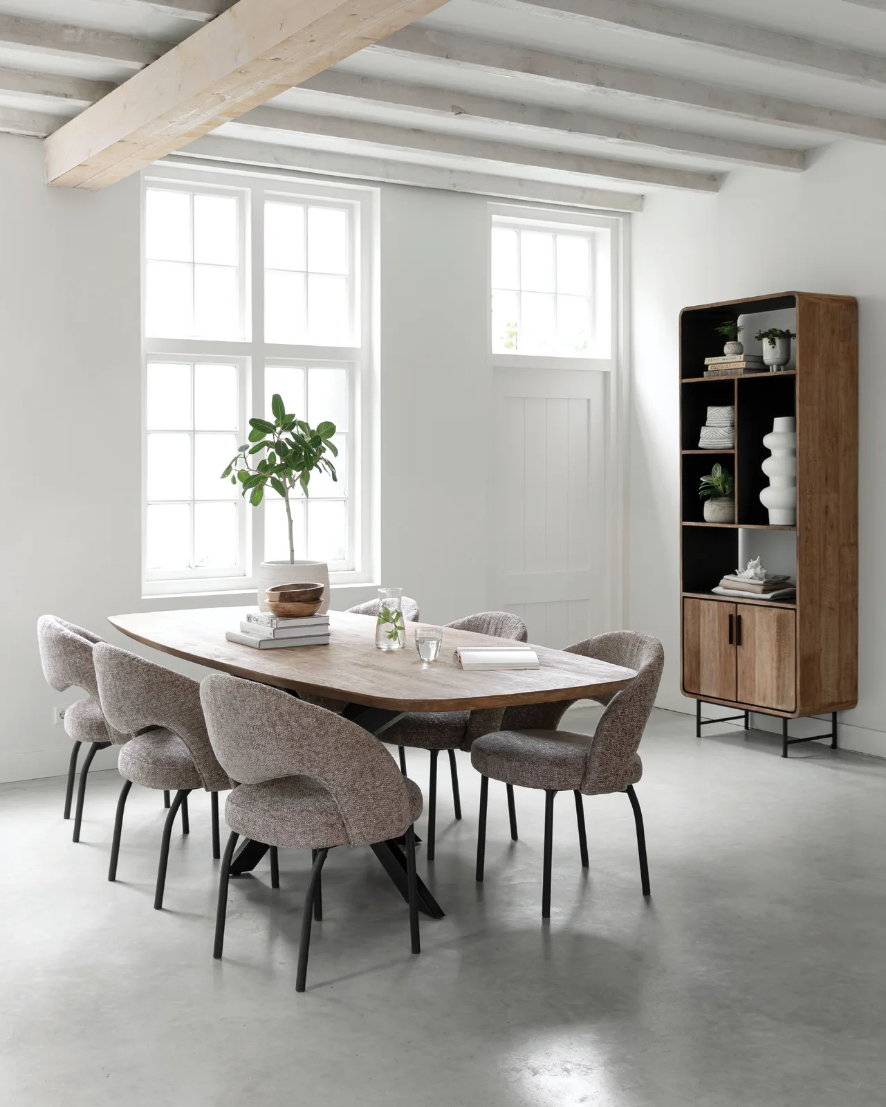 De Boekenkast Evo in een lichte eetkamer met een lange houten tafel en stoelen - DTP Home