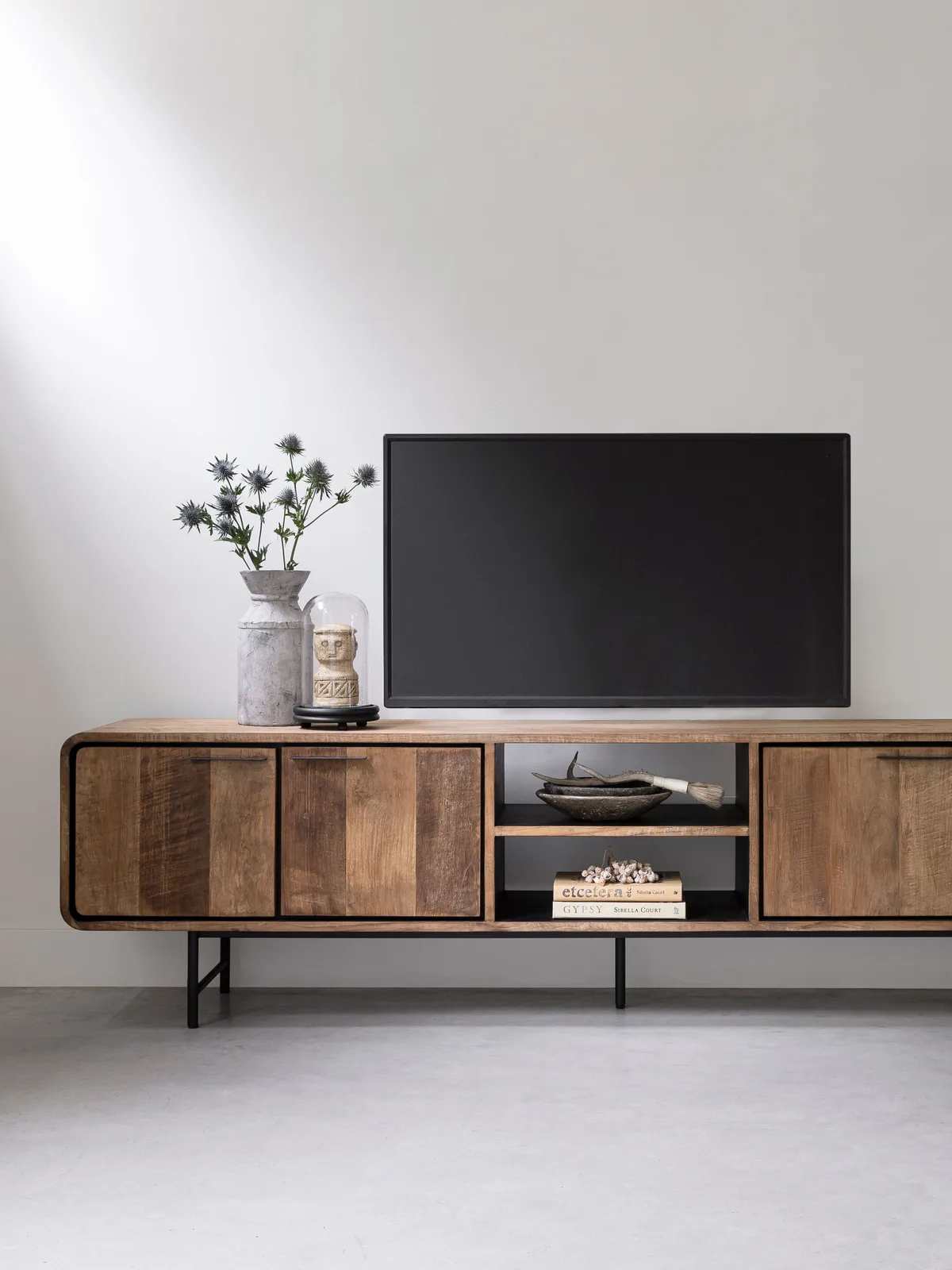 Tv-meubel Evo uitschuifbaar in een lichte studio met een televisie en decoratie erop - DTP Home