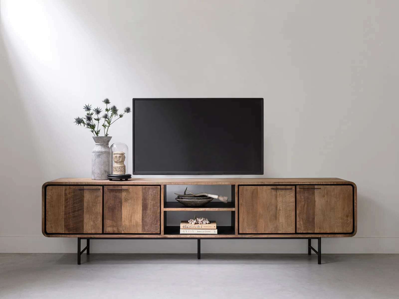 Tv-meubel Evo uitschuifbaar in een studio setting met een tv en decoratie erop - DTP Home
