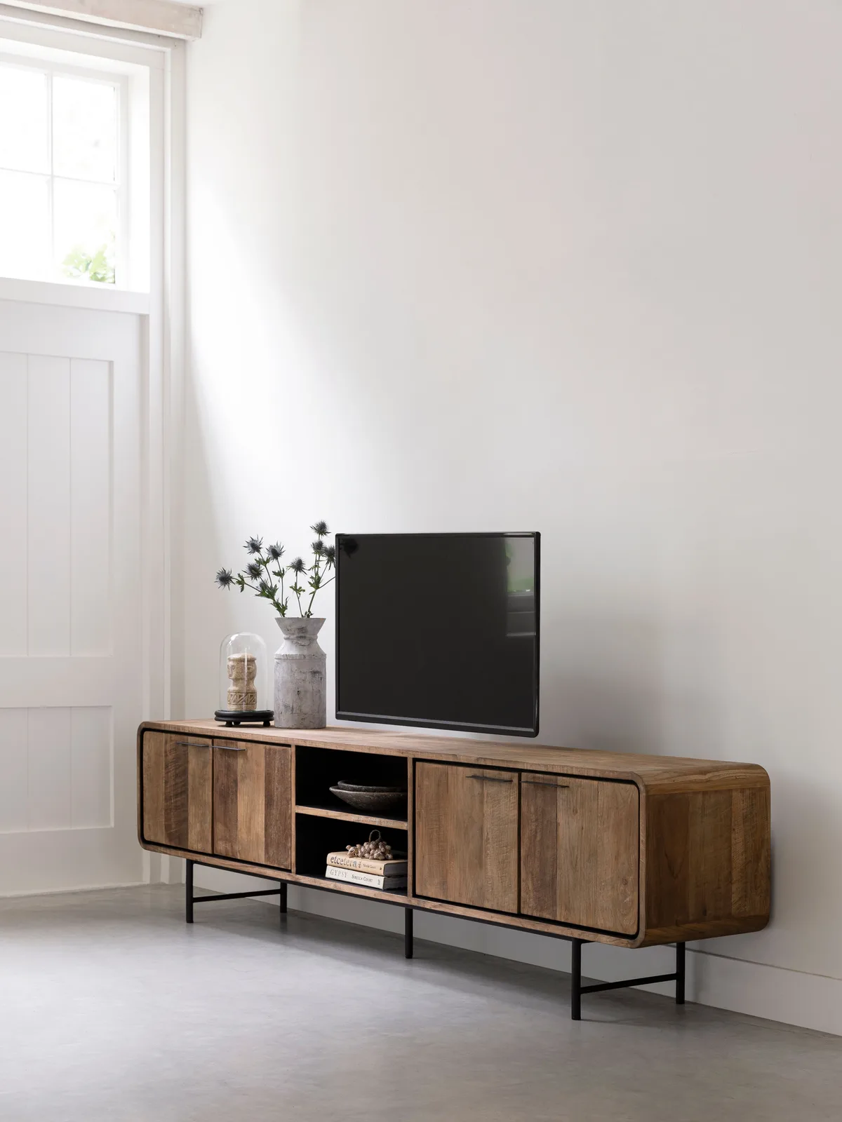TV-Möbel Evo ausziehbar in einem modernen Interieur mit Fernseher und Dekoration darauf - DTP Home