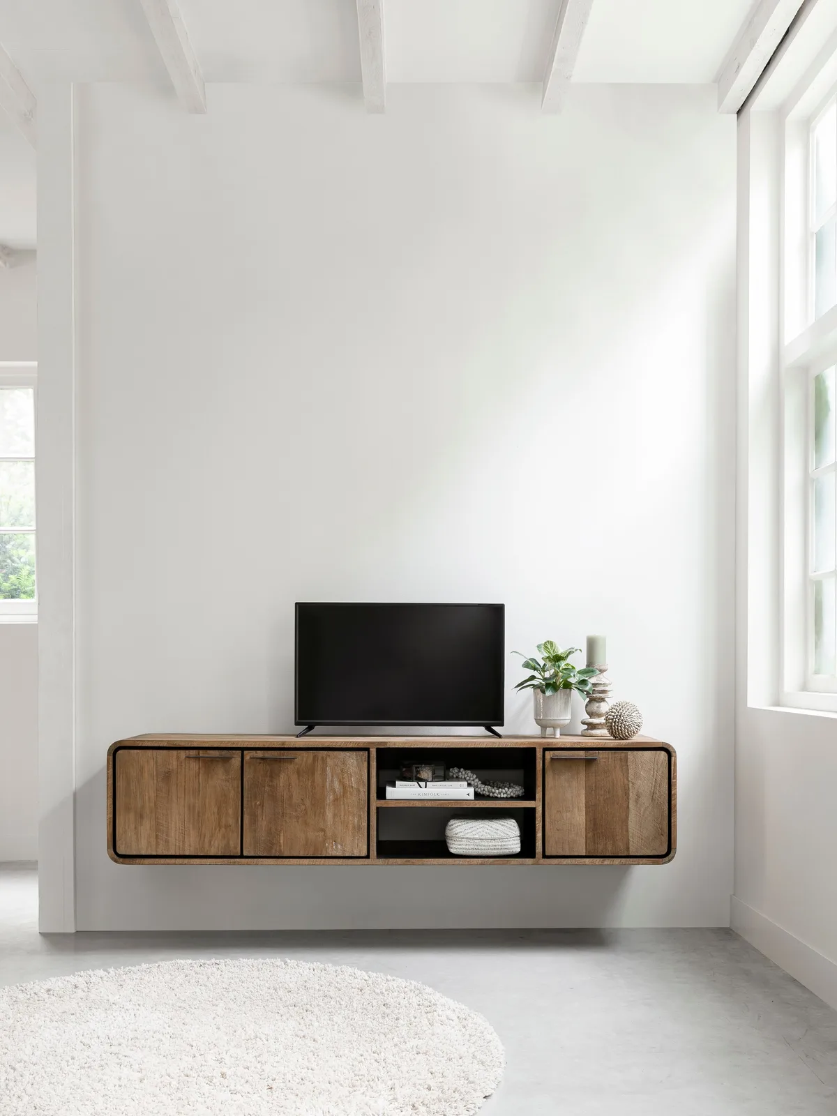 TV-Möbel Evo schwebend in einem hellen Wohnzimmer mit Fernseher und Dekoration darauf - DTP Home