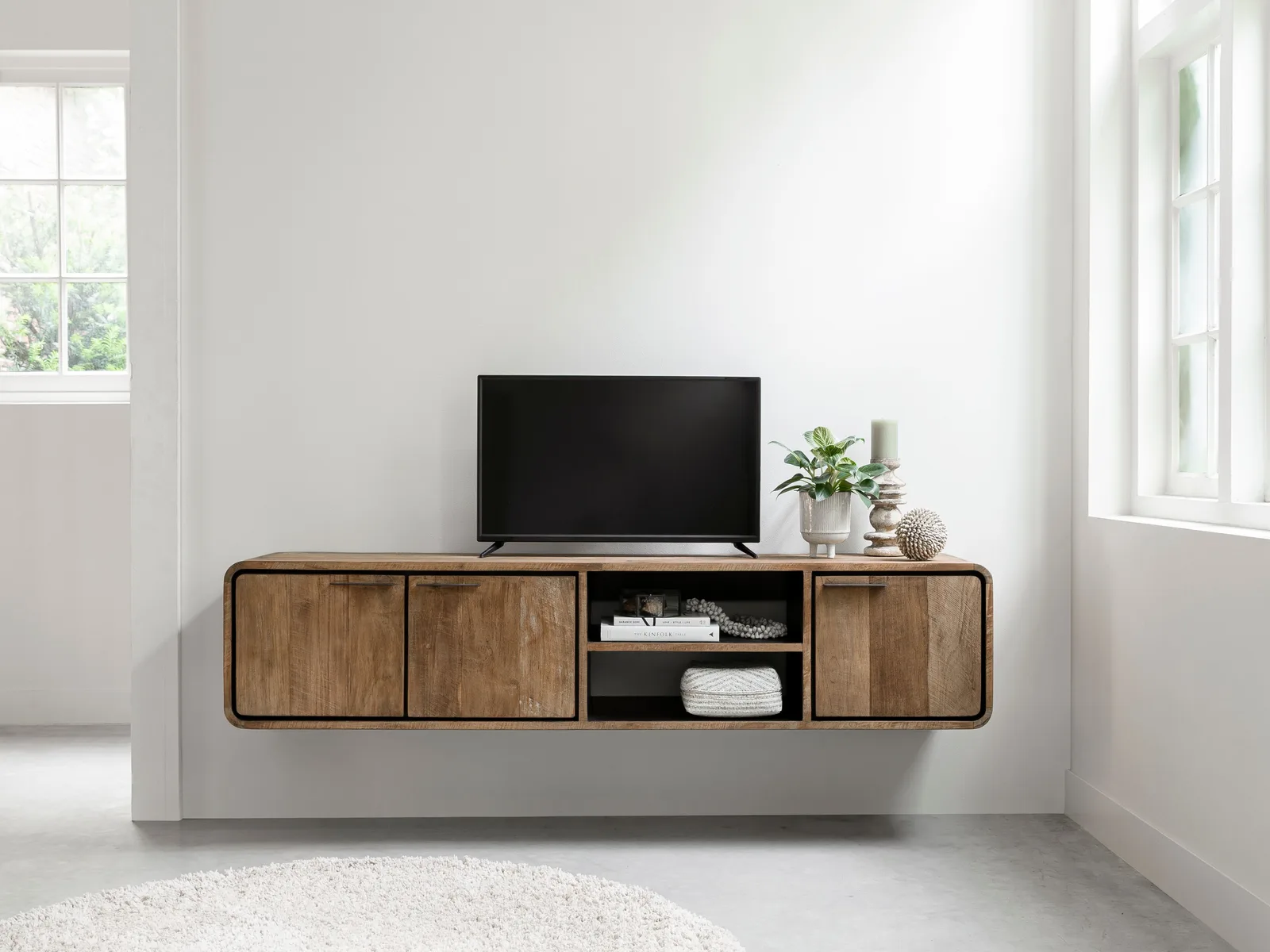 TV-Möbel Evo schwebend in einem hellen Wohnzimmer mit Fernseher und Dekoration darauf - DTP Home