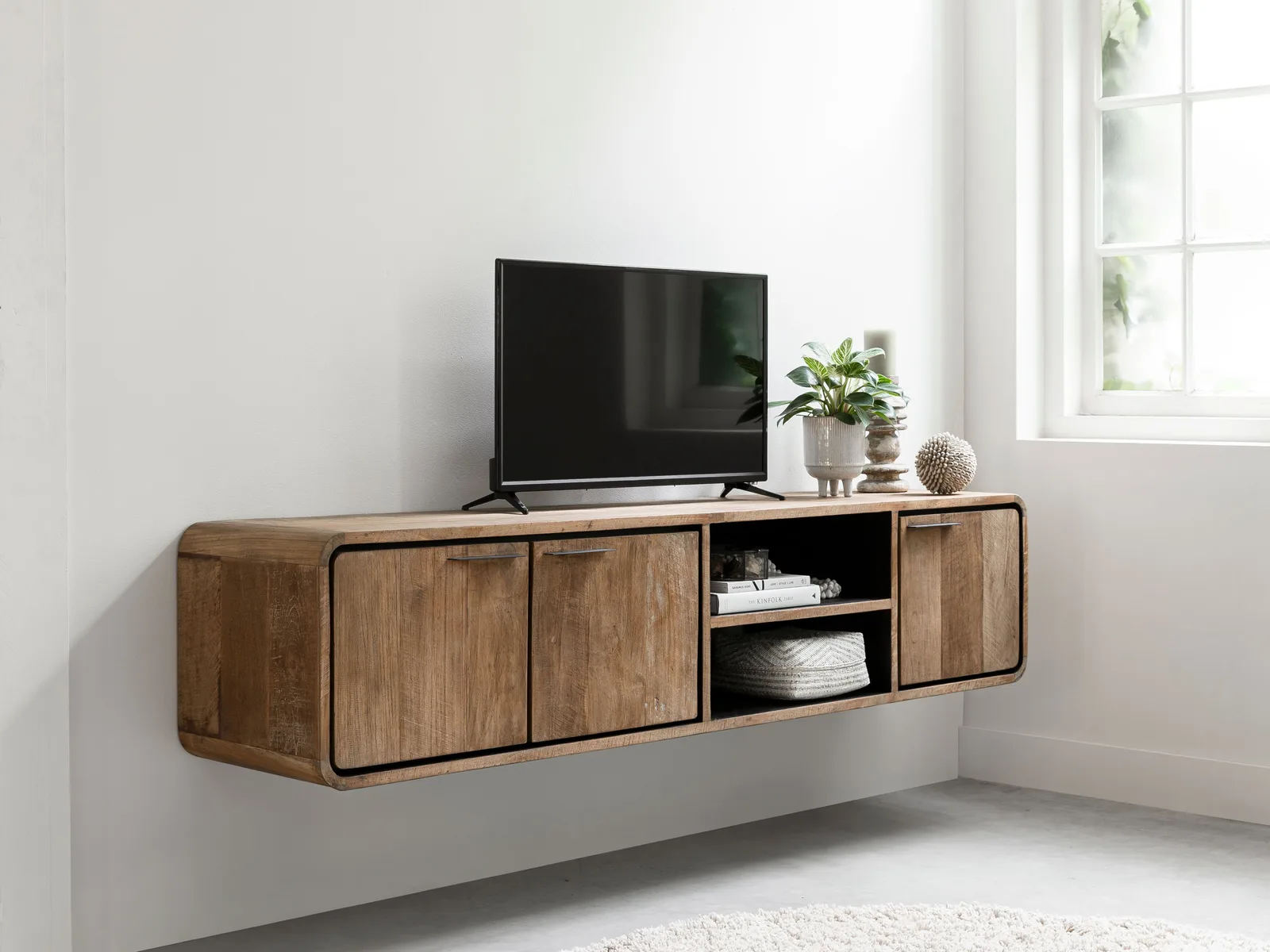 TV-Möbel Evo schwebend in einem hellen Wohnzimmer mit einem Fernseher und Dekoration darauf - DTP Home