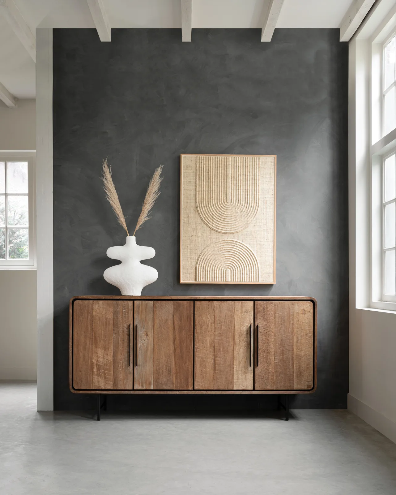 Sideboard Evo in einem modernen Wohnzimmer mit dunkelgrauer Wand, weißer Vase und gerahmter Wanddekoration - DTP Home