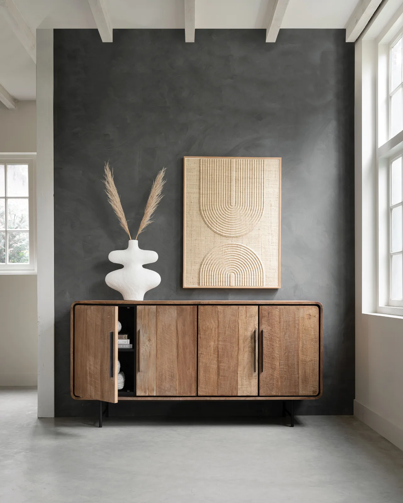 Dressoir Evo in een moderne woonkamer met een witte vaas en rieten wanddecoratie op een donkergrijze muur - DTP Home