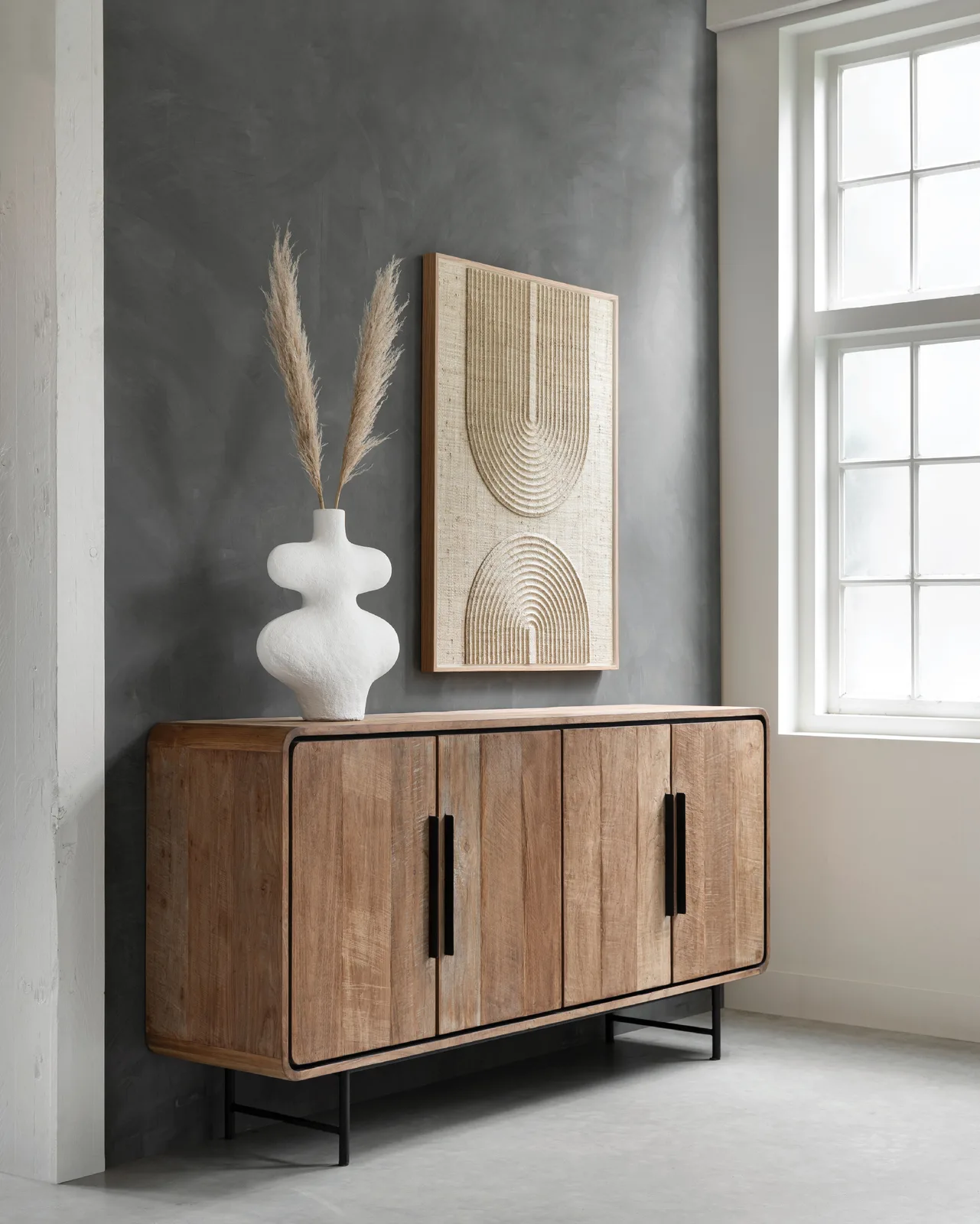 Dressoir Evo in een studio-setting met een witte vaas en decoratie aan de muur - DTP Home