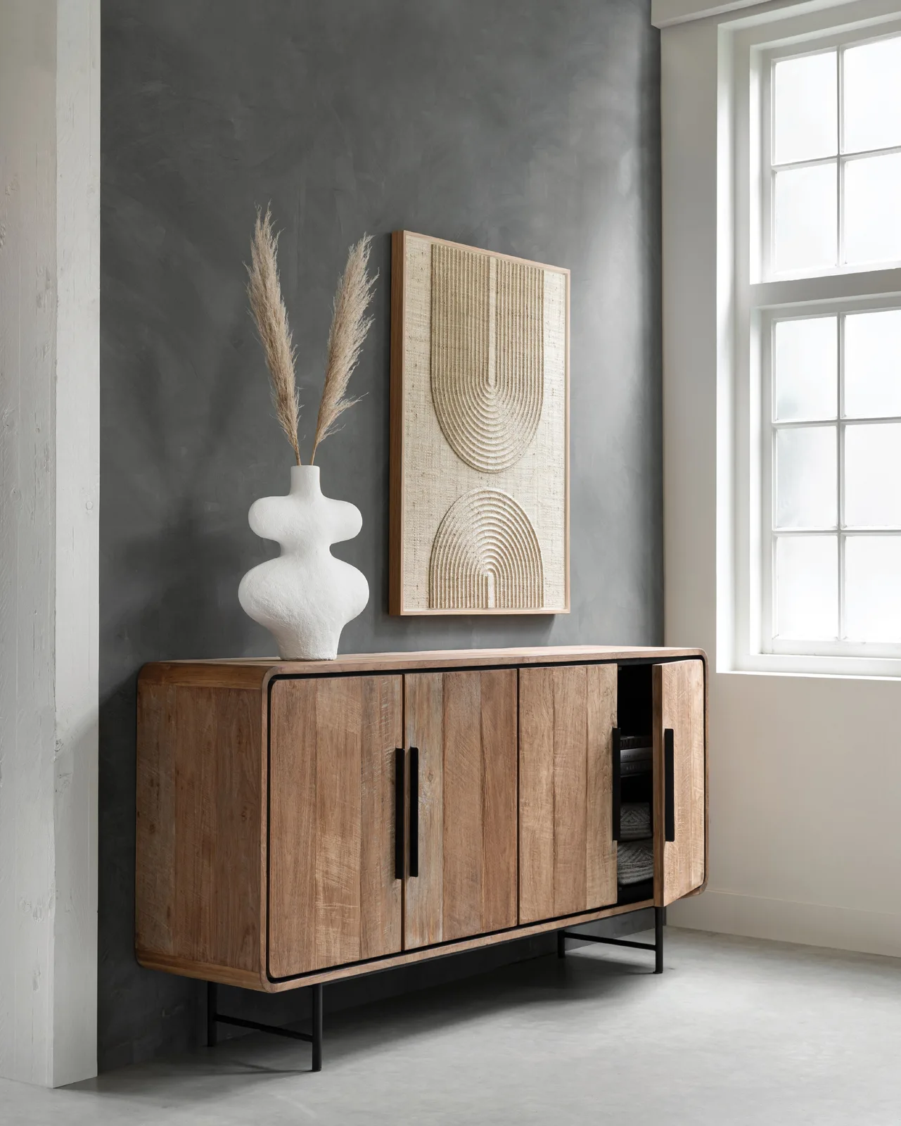 Dressoir Evo in een sfeervolle setting met een witte vaas en kunstwerk aan de muur - DTP Home