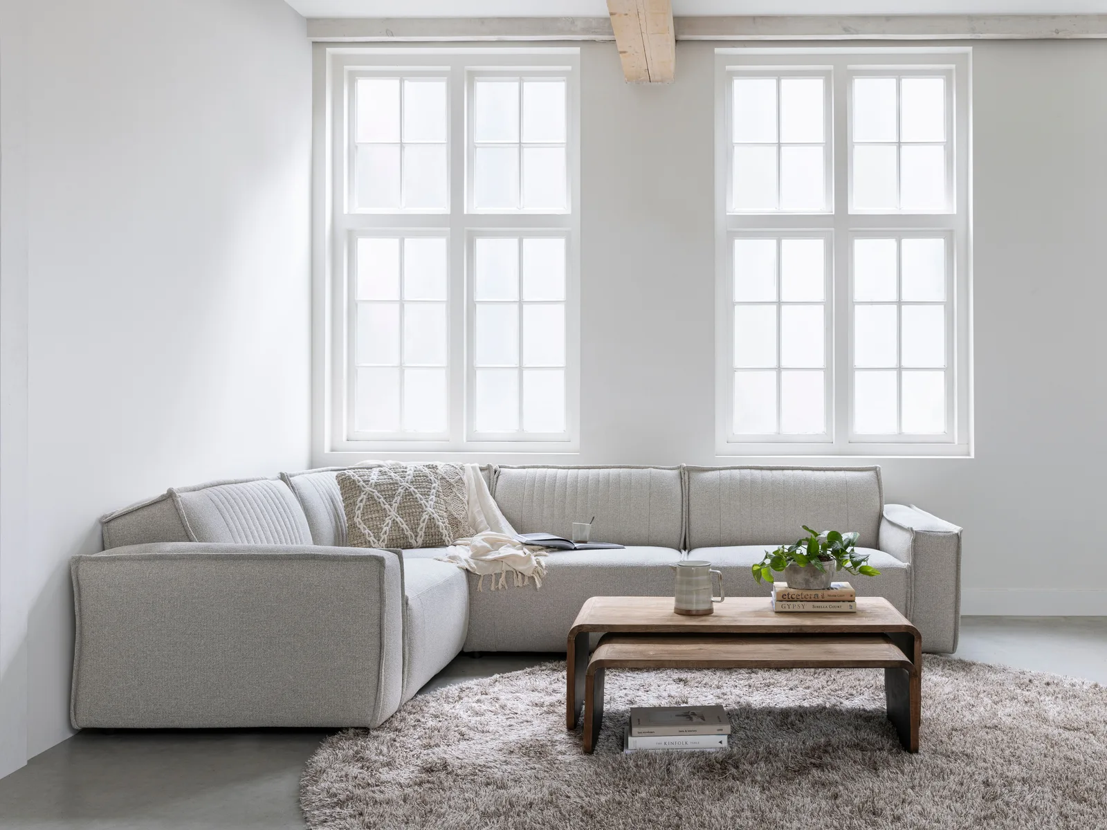 Salontafel Evo in een lichte woonkamer met een grijze hoekbank en hoogpolig vloerkleed - DTP Home