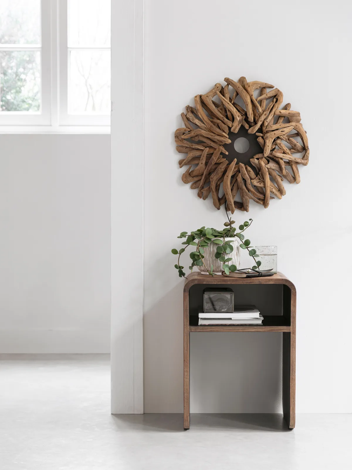Nachtkastje Evo in een lichte kamer met een raam, versierd met een plant en boeken - DTP Home