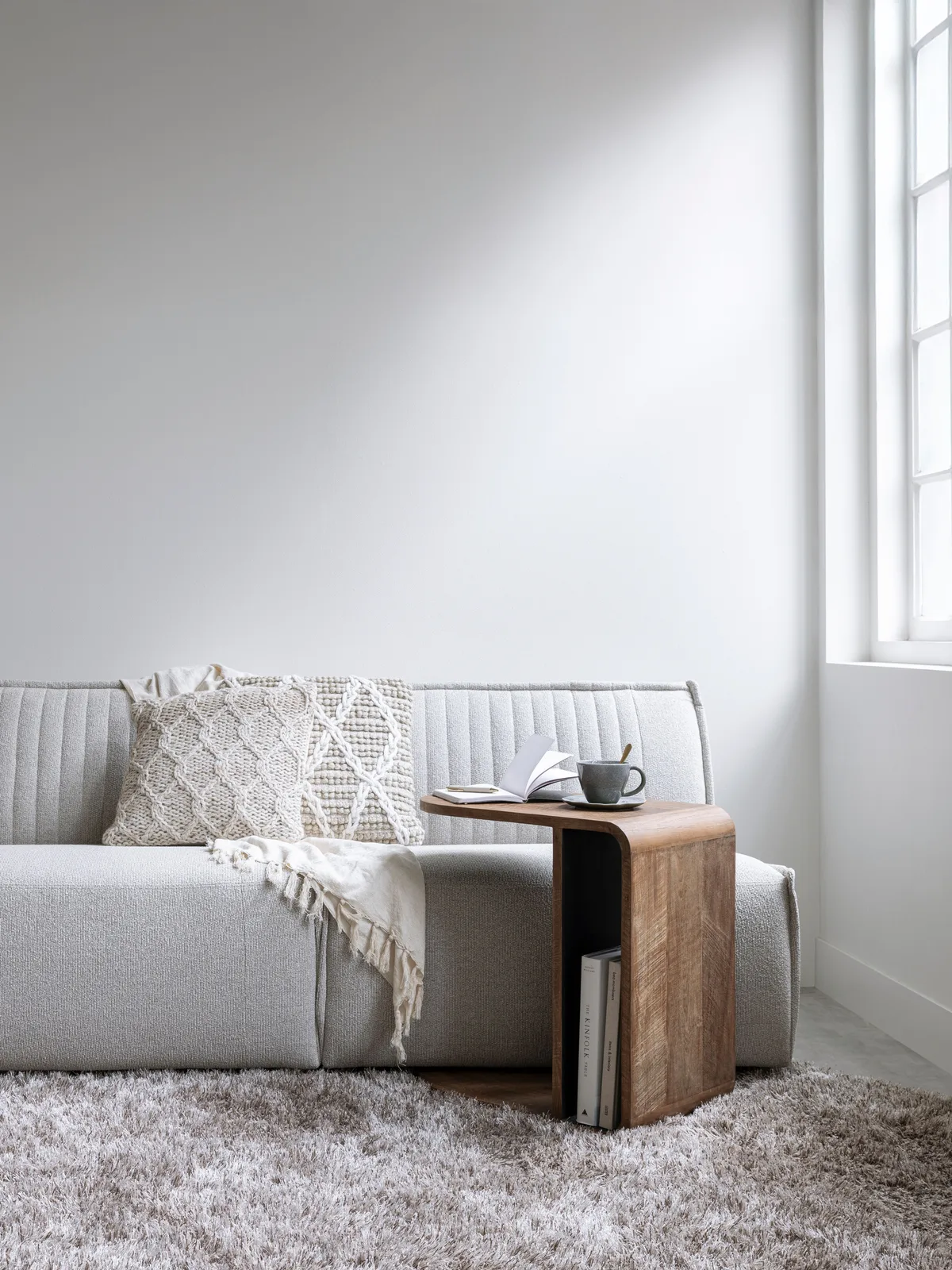 Laptoptafel Evo in een lichte woonkamer met een bank, kussen, plaid en vloerkleed - DTP Home