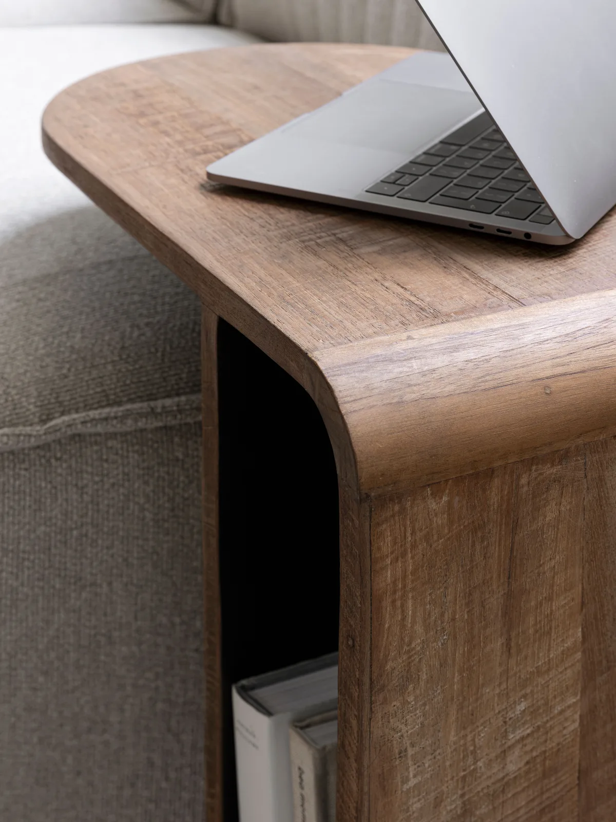 Close-up van de Laptoptafel Evo in een woonkamer setting, met een laptop op het tafelblad - DTP Home
