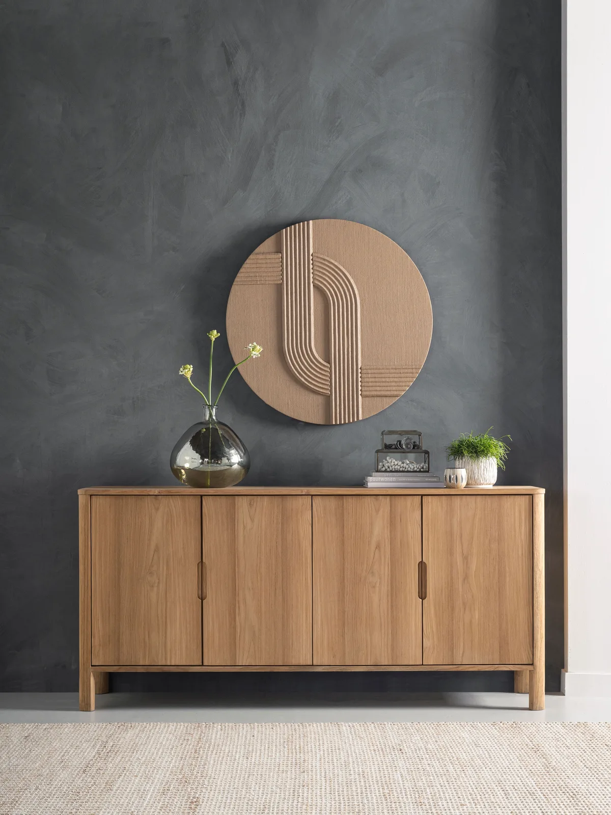 Sideboard Forte in einer Studio-Umgebung mit einer dunkelgrauen Wand, Dekoration und einem Teppich - DTP Home