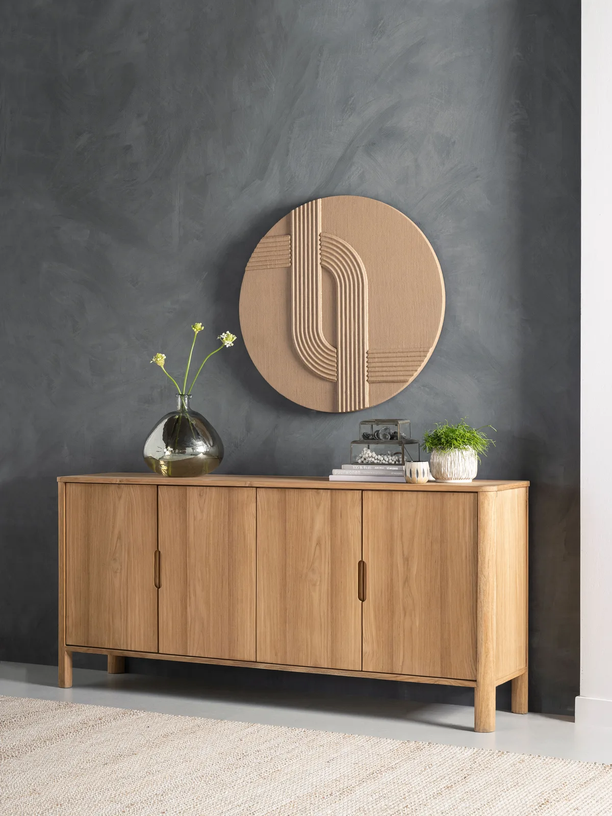 Sideboard Forte in einer Studio-Umgebung, mit einer dekorativen Vase mit Blumen und Pflanze - DTP Home