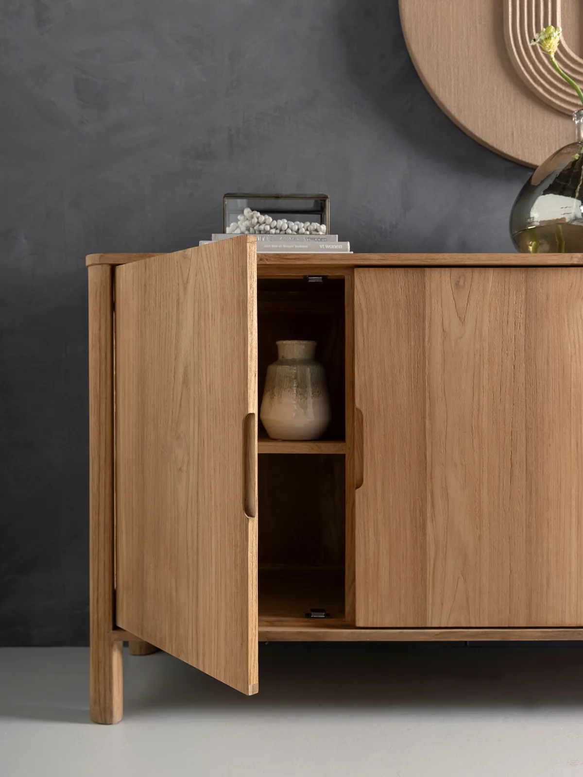 Sideboard Forte mit offener Tür, einer Vase auf einem Regal und Dekoration oben - DTP Home