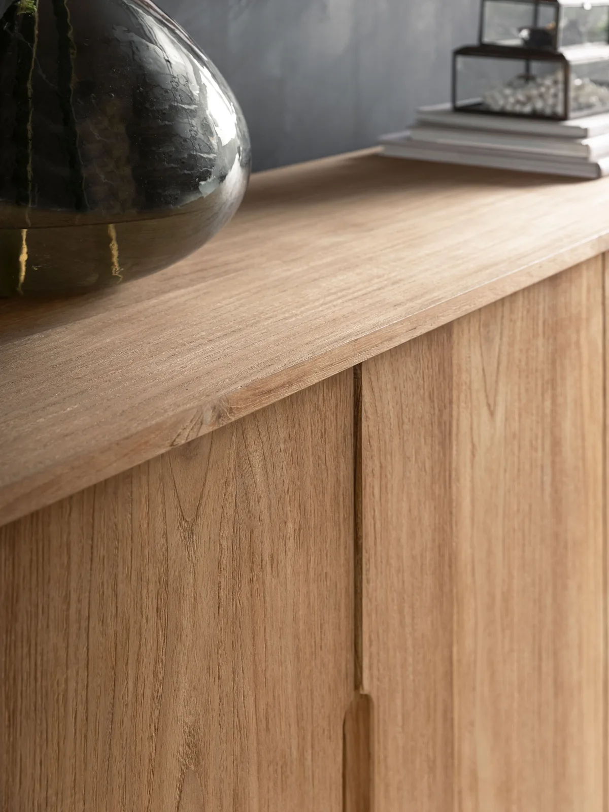 Nahaufnahme der Oberseite und Vorderseite des Sideboard Forte mit einer dunklen Vase und Büchern - DTP Home