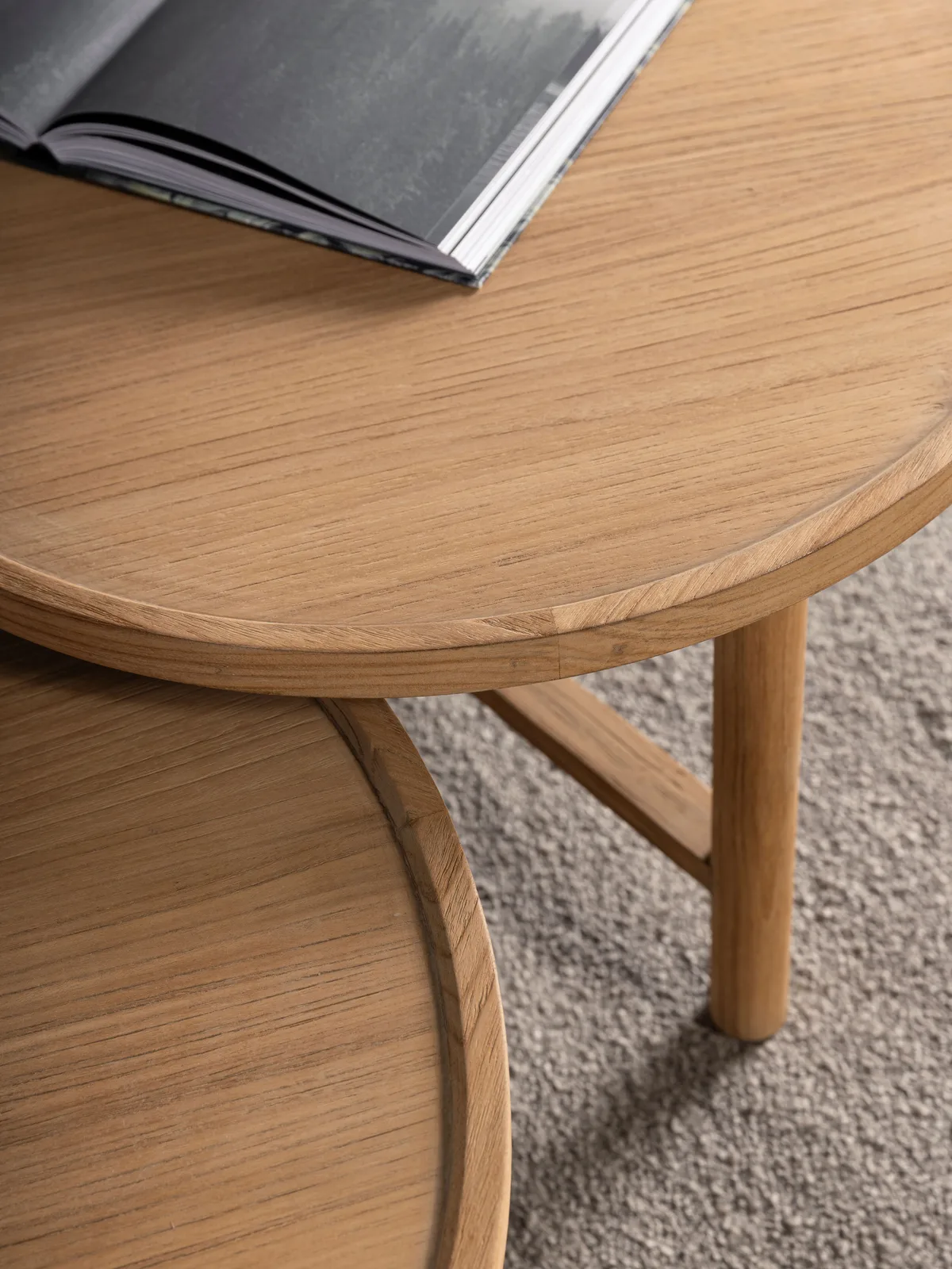 Detail van de Salontafel Forte rond, met een open boek erop en een tweede tafel eronder - DTP Home