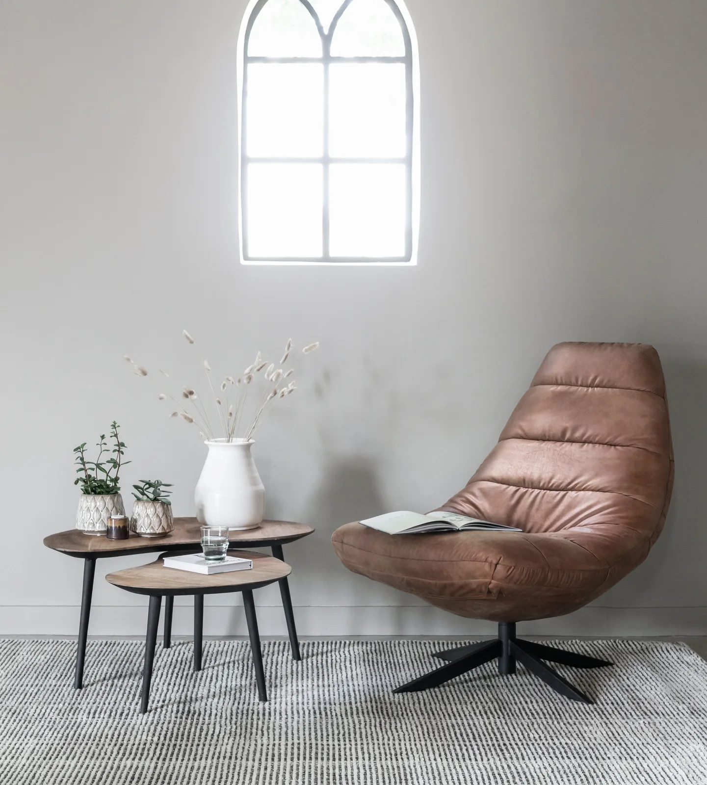 Salontafel Organus in een lichte woonkamer met een bruine fauteuil en een vloerkleed - DTP Home