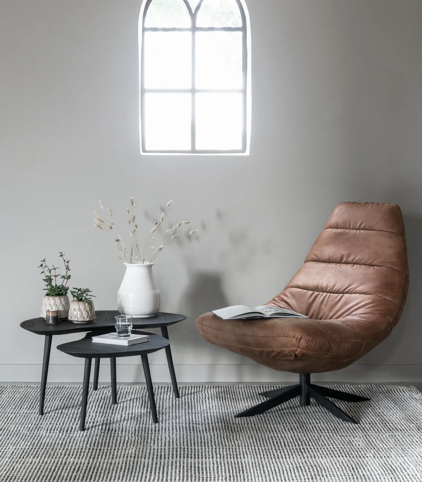 Couchtisch Organus Set in einem grauen Wohnzimmer mit einem braunen Sessel und Teppich - DTP Home