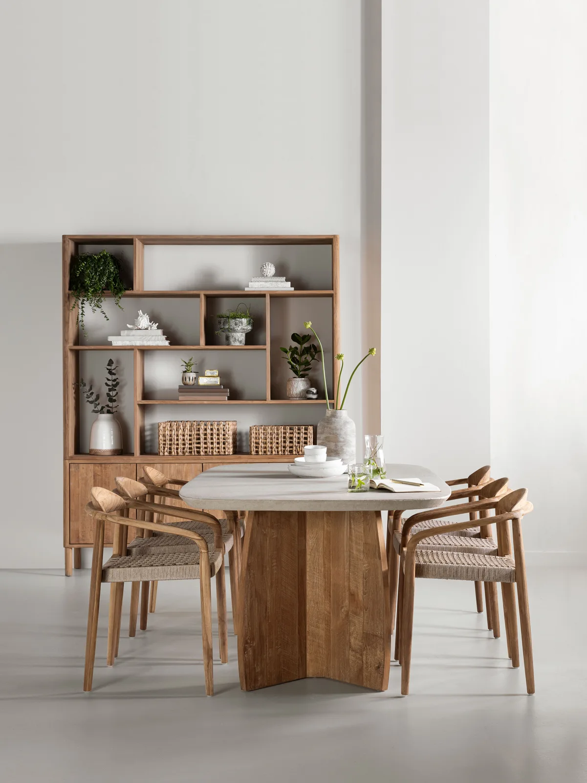 Gartenstuhl Santiago in einer stimmungsvollen Studio-Einrichtung mit Holzschrank und Esstisch - MUST Living