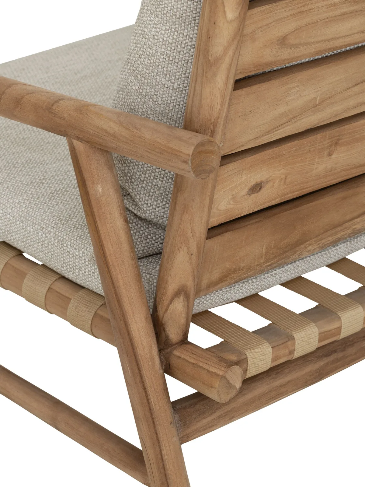 Detailaufnahme des Loungesessels Yoko, mit der hölzernen Armlehne und dem Sitz mit hellem Stoff - MUST Living
