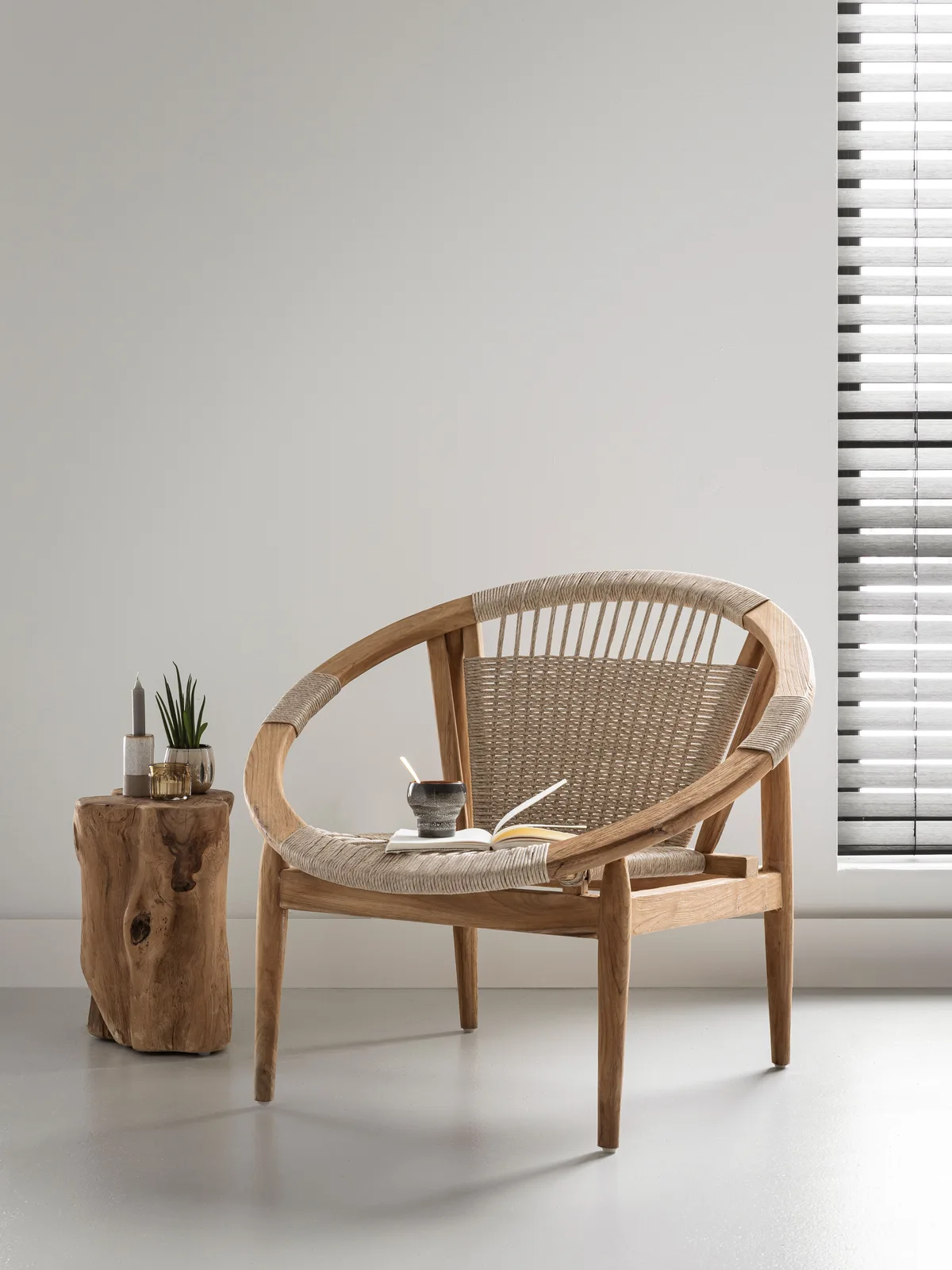 Loungesessel Kumo in einer hellen Studio-Umgebung mit einem hölzernen Beistelltisch und Fensterjalousien - MUST Living