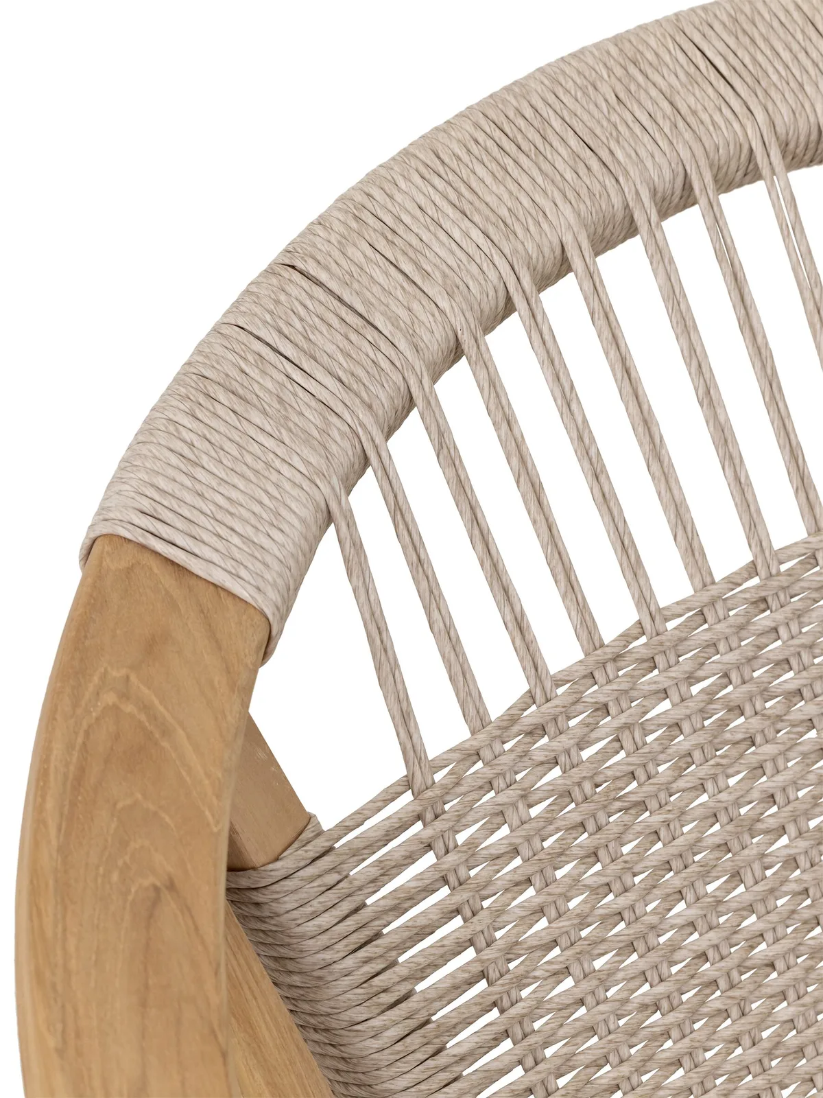 Detail des Loungesessel Kumo mit der hellen Seilbespannung und hölzernen Armlehne - MUST Living