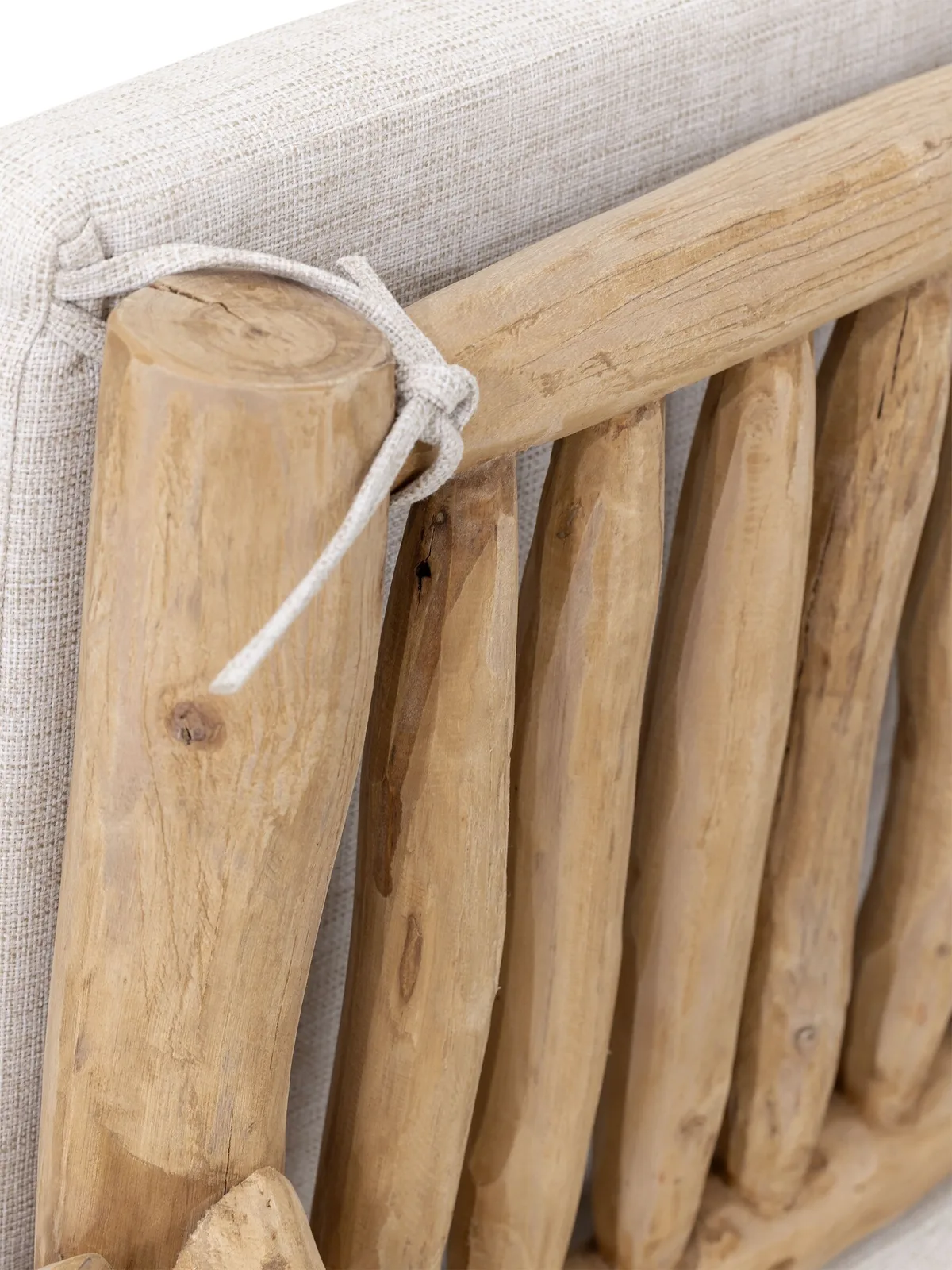 Detail des Loungestuhls Blue Marlin mit Nahaufnahme der hölzernen Rückenlehne und beigem Kissen - MUST Living