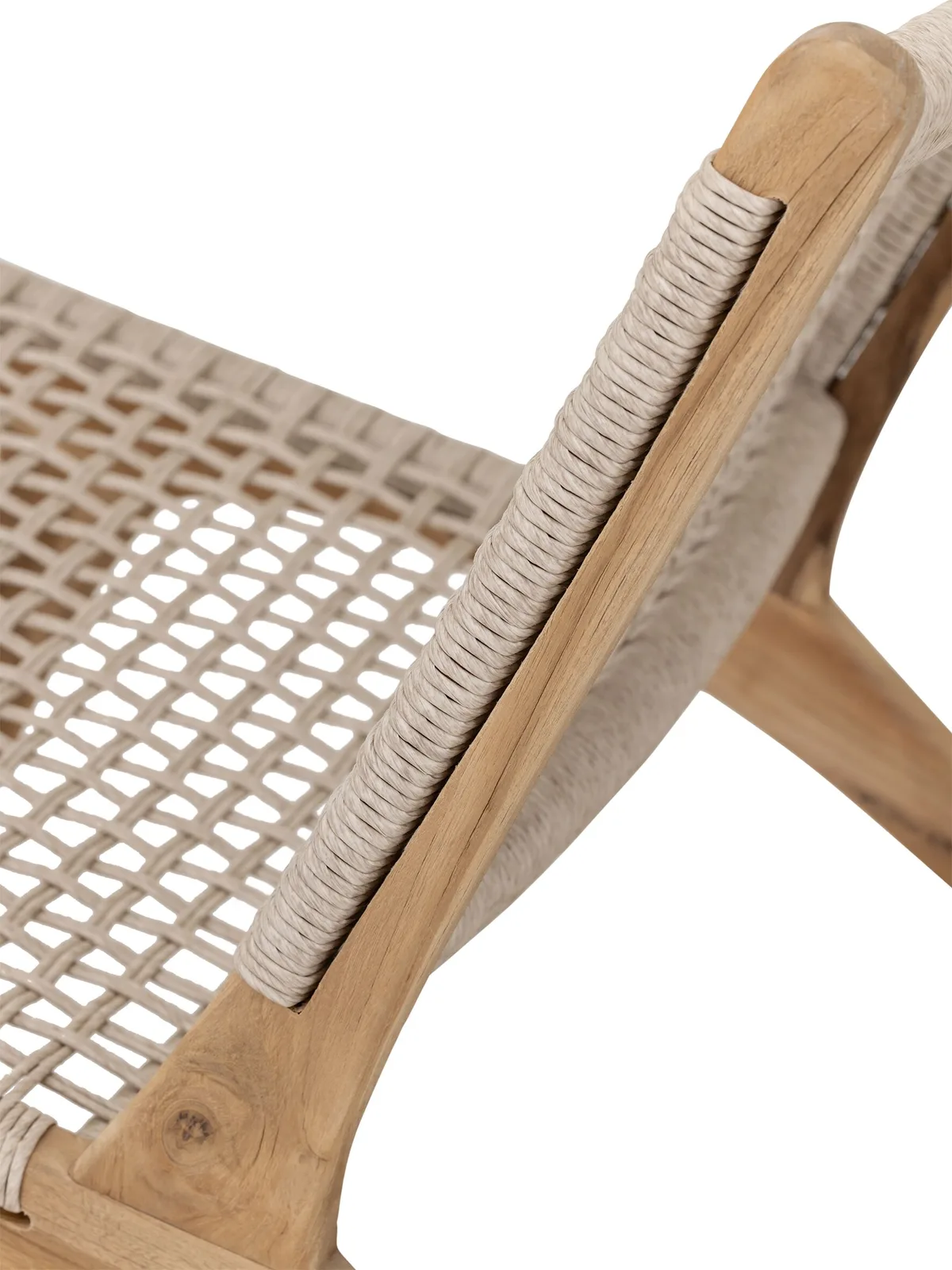 Detailaufnahme des Loungestuhls Winston, mit der hellen Sitzfläche und Holzarmlehne vor weißem Hintergrund - MUST Living