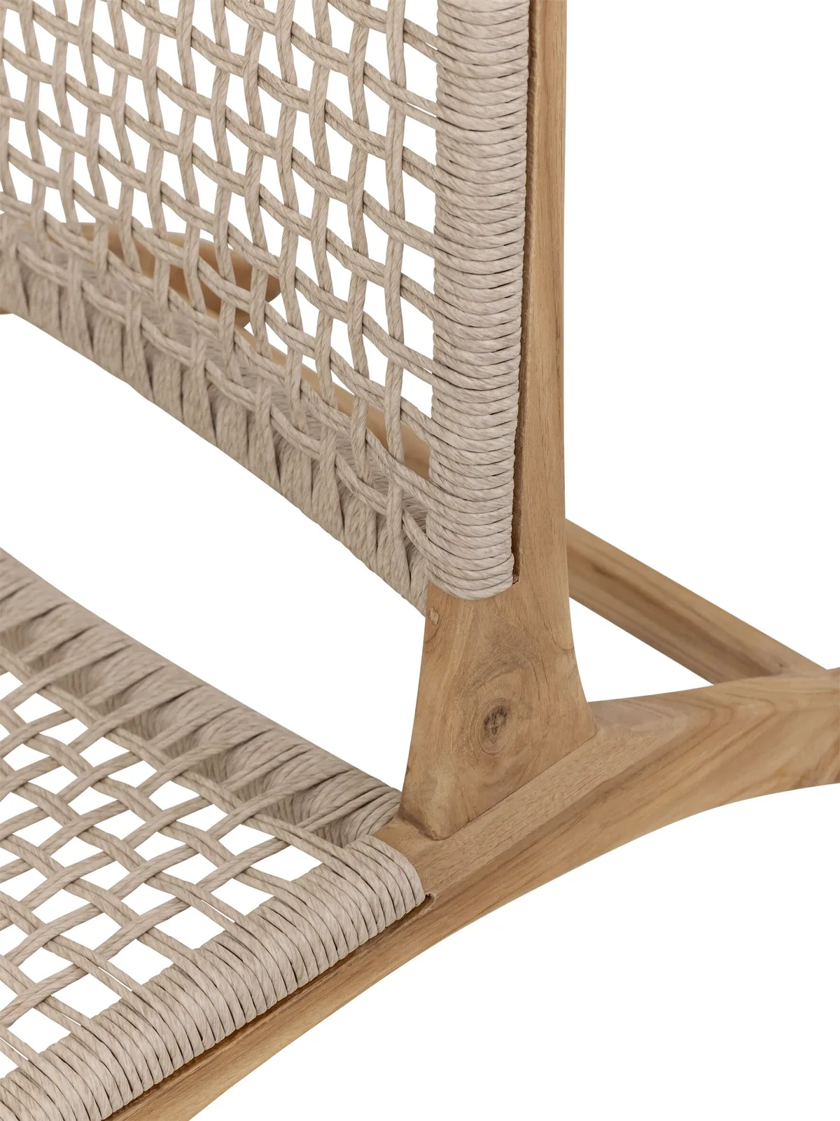 Detail des Loungestuhls Winston, mit Nahaufnahme der Sitzfläche und Rückenlehne aus geflochtenem Seil und dem Holzrahmen - MUST Living