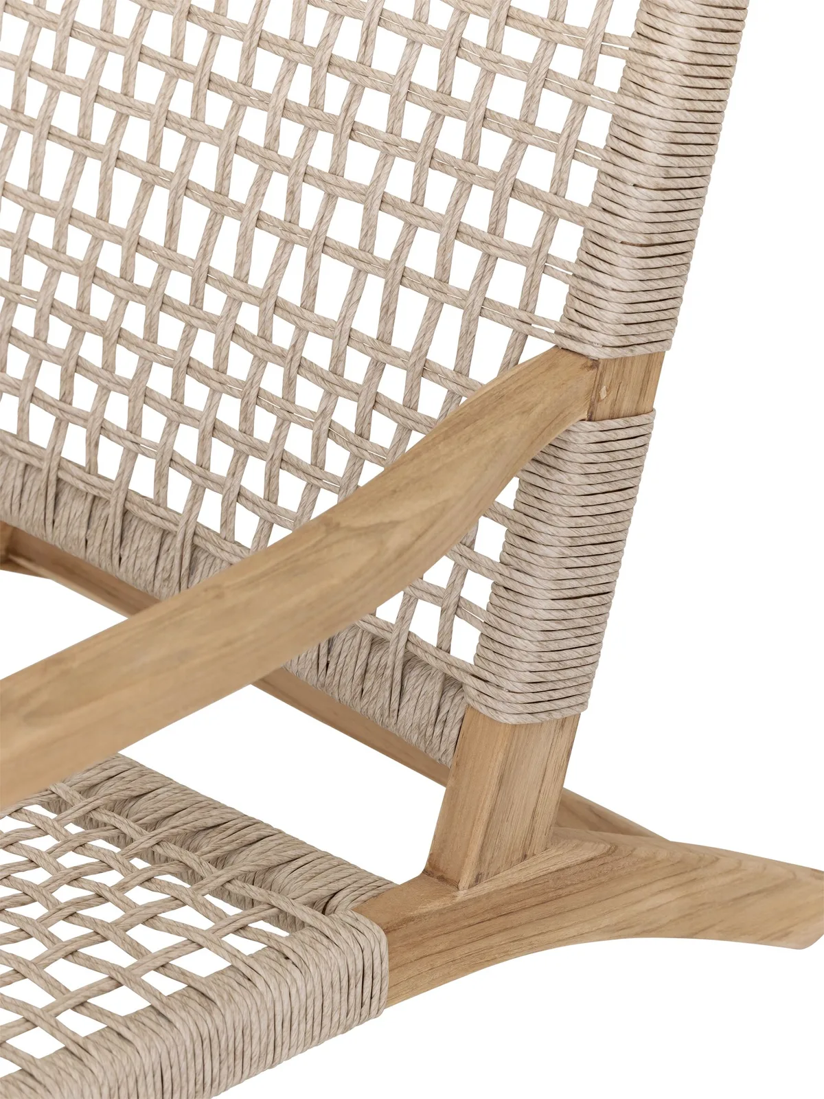 Detail des Loungestuhls William high back, mit der Sitzfläche aus geflochtenem Seil und Holzrahmen - MUST Living