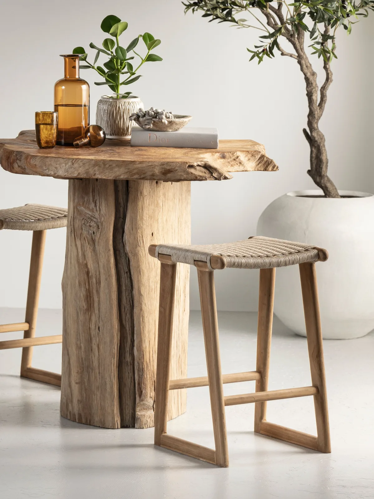 Zwei Gartenstühle Kento mit geflochtener Sitzfläche an einem Holztisch in einem hellen Raum - MUST Living