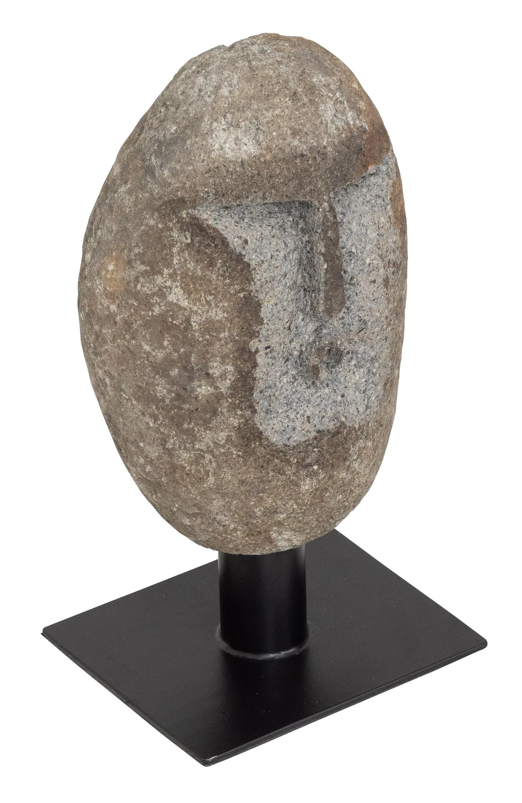 Een stenen sculptuur in de vorm van een hoofd op een zwarte metalen standaard - MUST Living