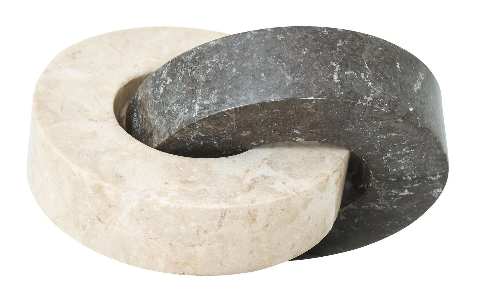 Schilderij Chain, een sculptuur van twee in elkaar grijpende marmeren ringen, één lichtbeige en één donkergrijs, op een witte achtergrond - MUST Living
