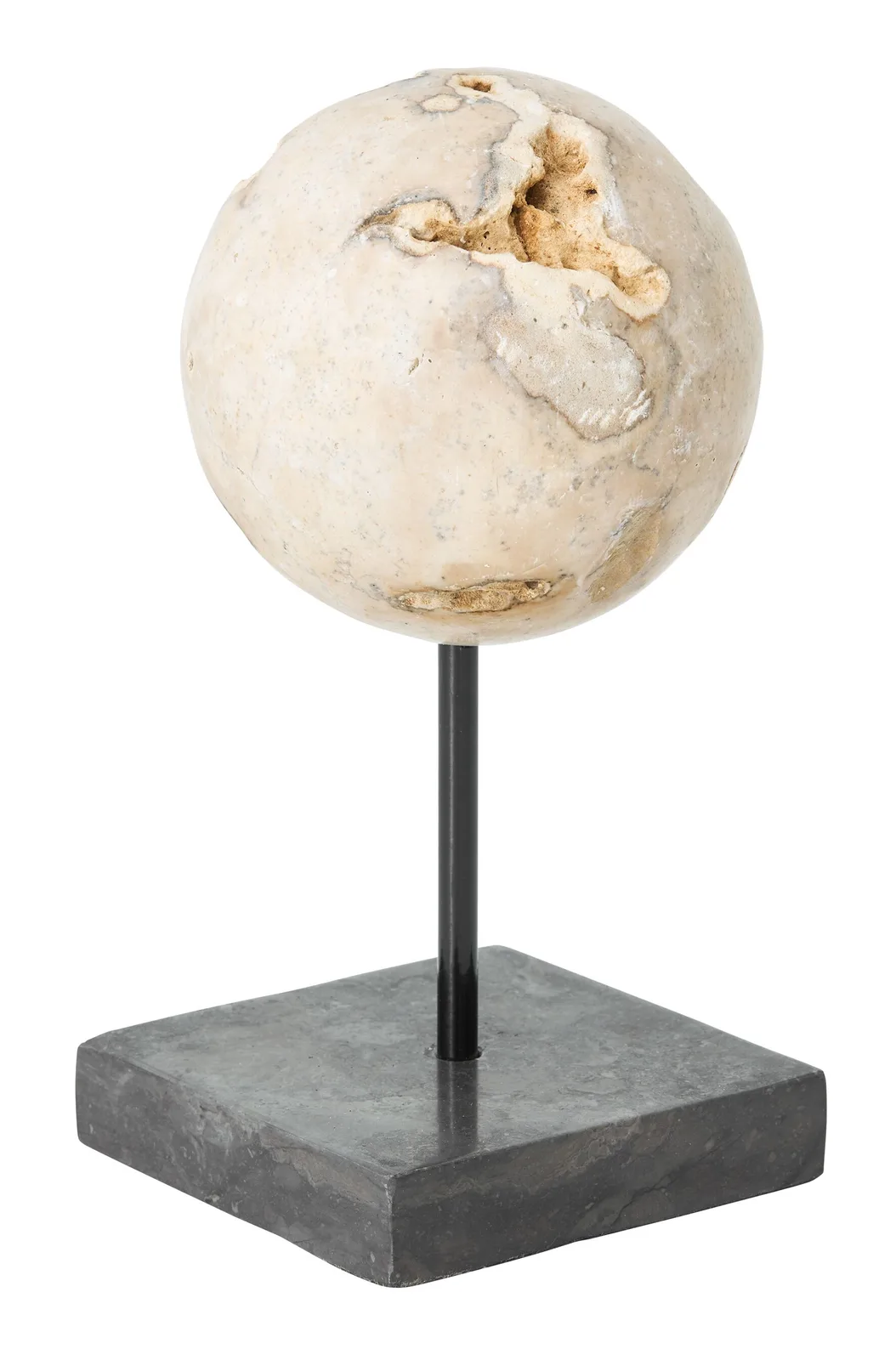 Schilderij Ball Cheese Stone op een zwarte standaard met vierkante voet, tegen een witte achtergrond - MUST Living
