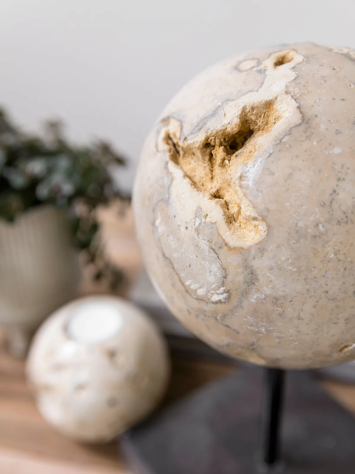 Close-up van Schilderij Ball Cheese Stone met een ruw, geaderd oppervlak en een diepe spleet - MUST Living